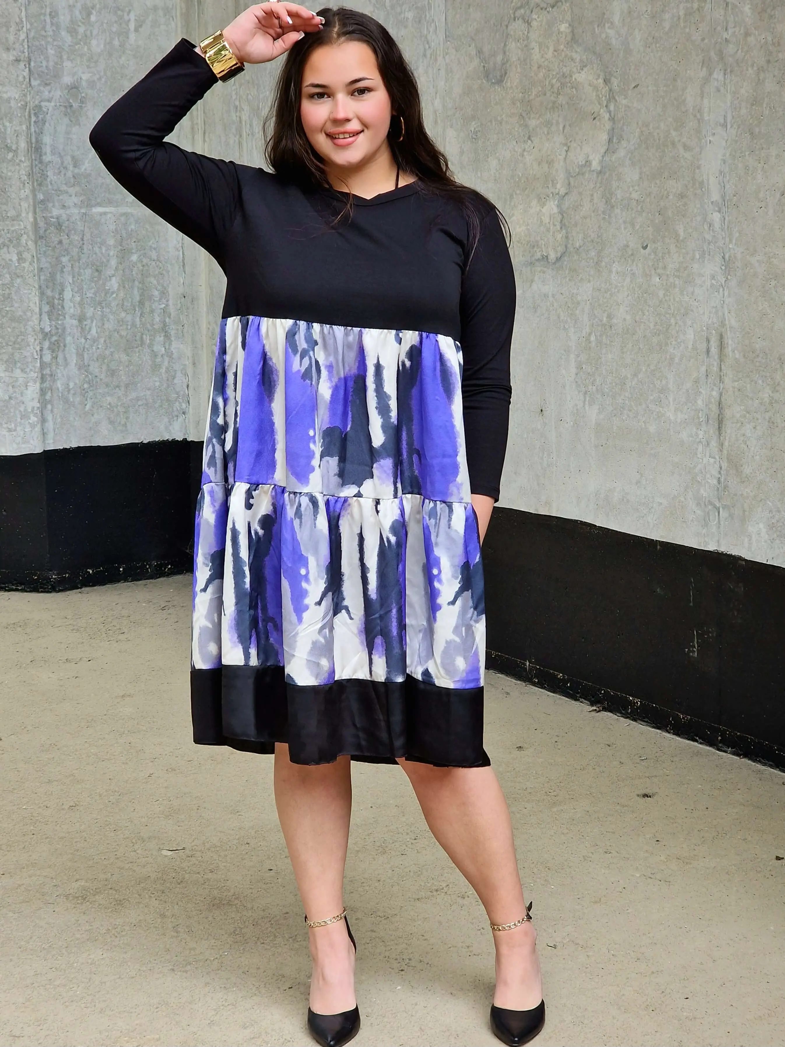 Sukienka plus size z czarną górą i fioletowym printem – elegancja i nowoczesny styl - Image 4