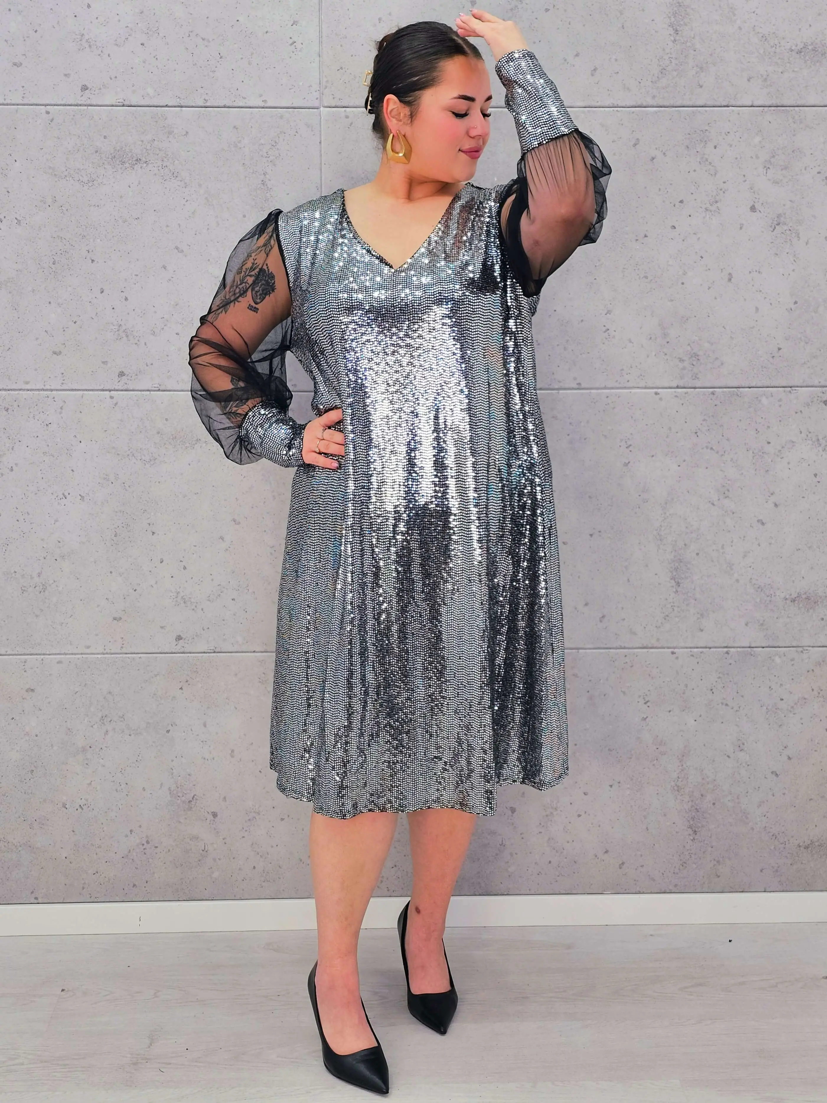 Sukienka Plus Size Z Efektem Połysku I Transparentnymi Rękawami - Image 6