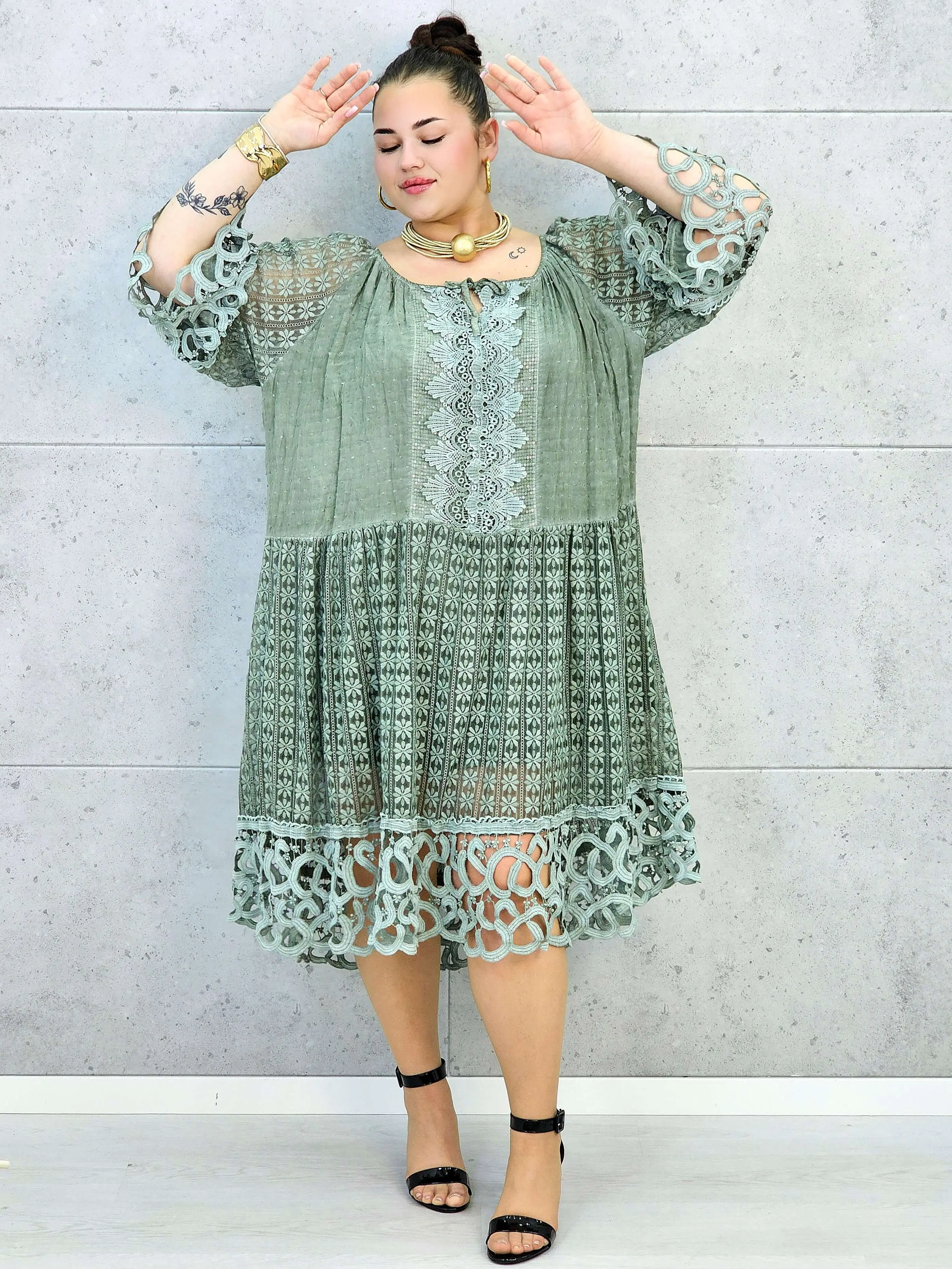 Sukienka plus size – zwiewna sukienka z haftowanymi detalami i ozdobnym rękawem