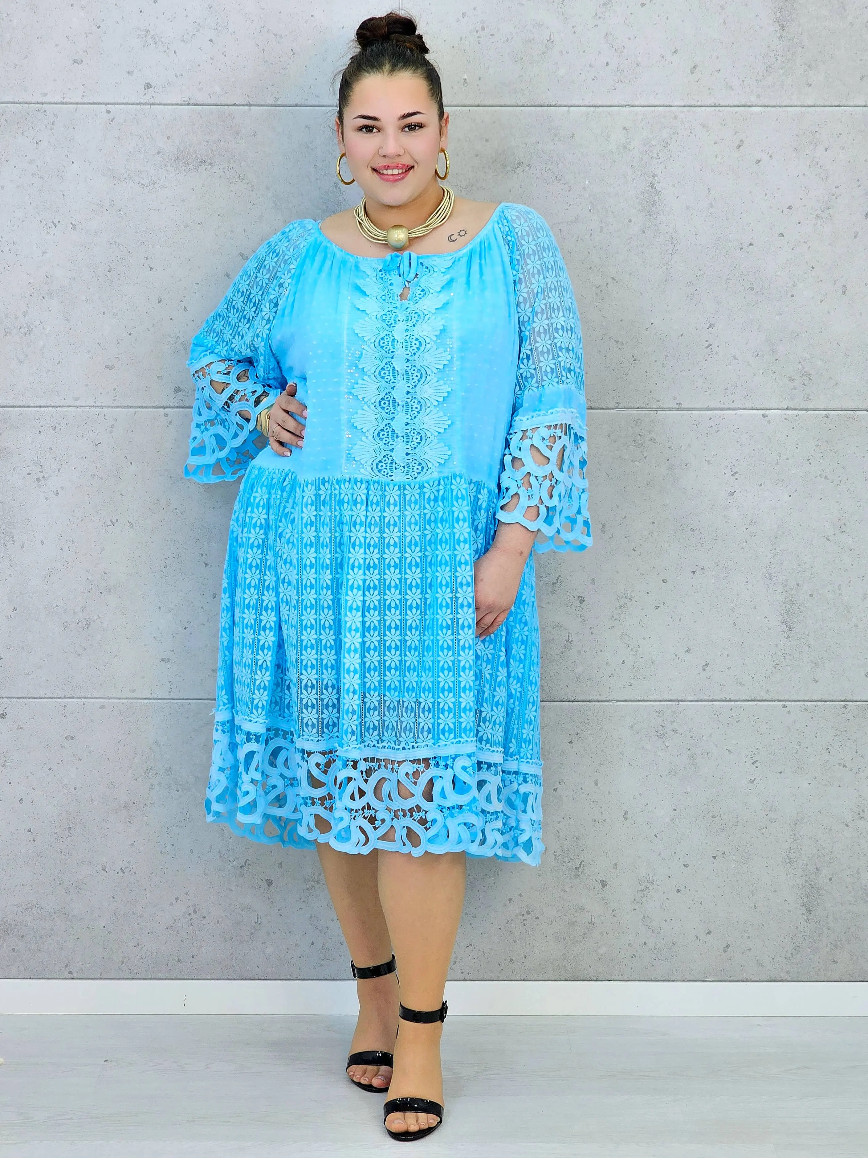 Sukienka plus size – zwiewna sukienka z haftowanymi detalami i ozdobnym rękawem - Image 10