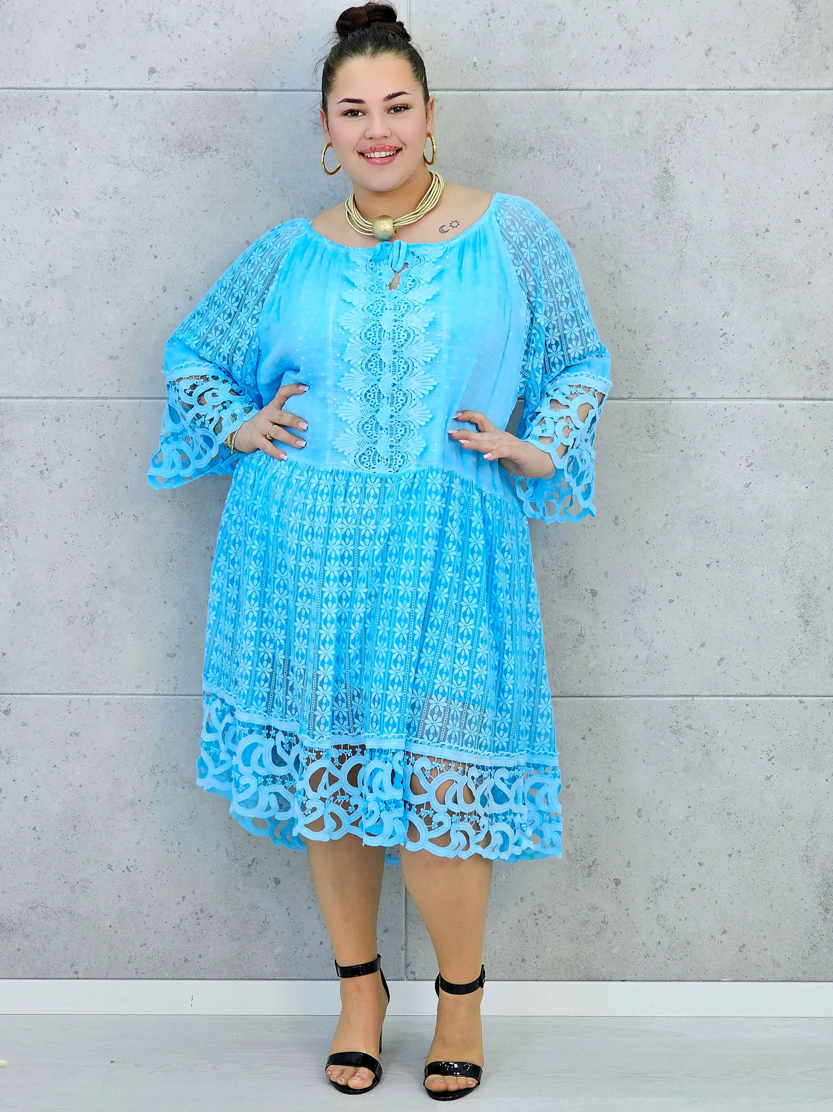 Sukienka plus size – zwiewna sukienka z haftowanymi detalami i ozdobnym rękawem - Image 2