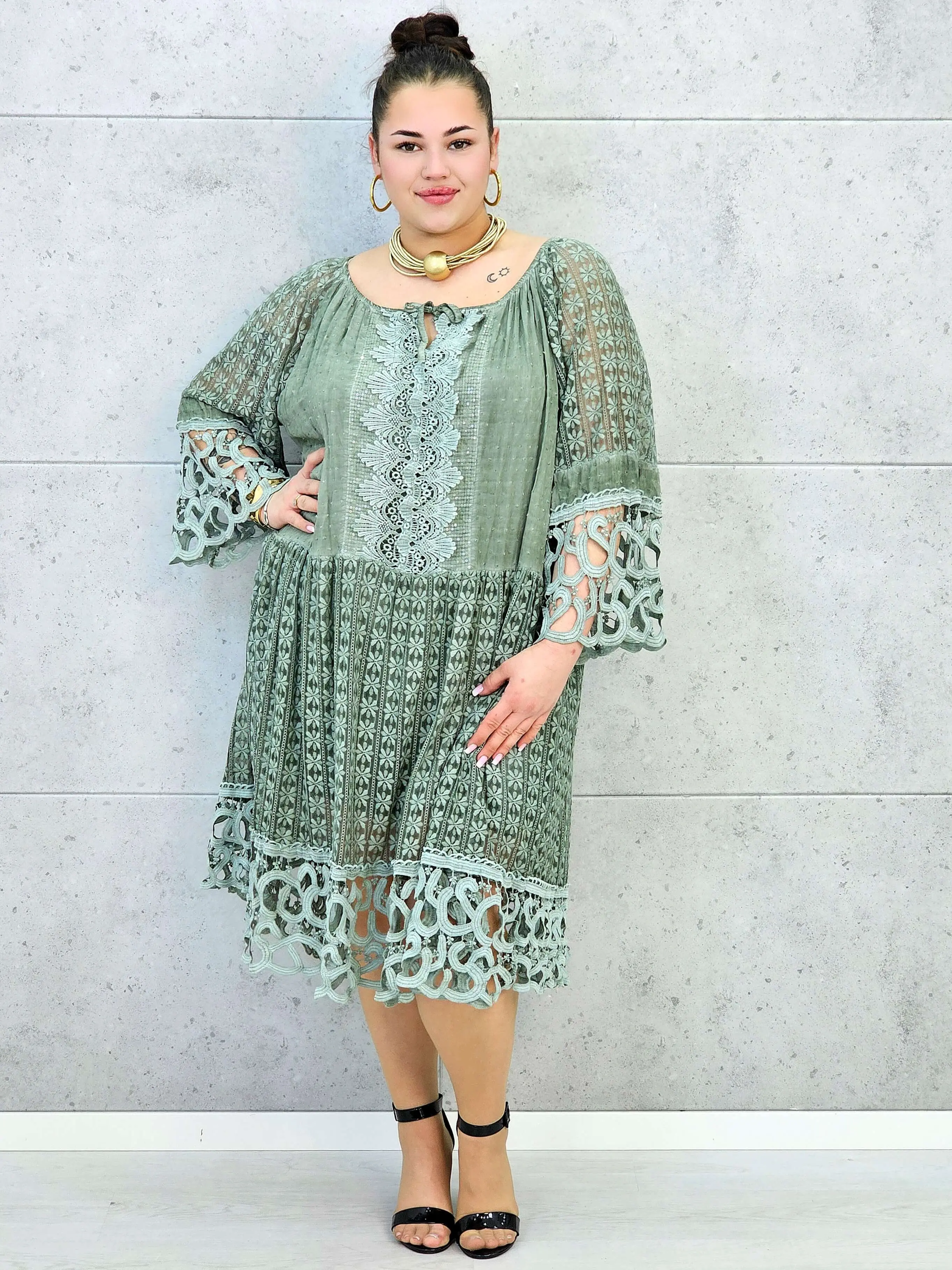 Sukienka plus size – zwiewna sukienka z haftowanymi detalami i ozdobnym rękawem - Image 3