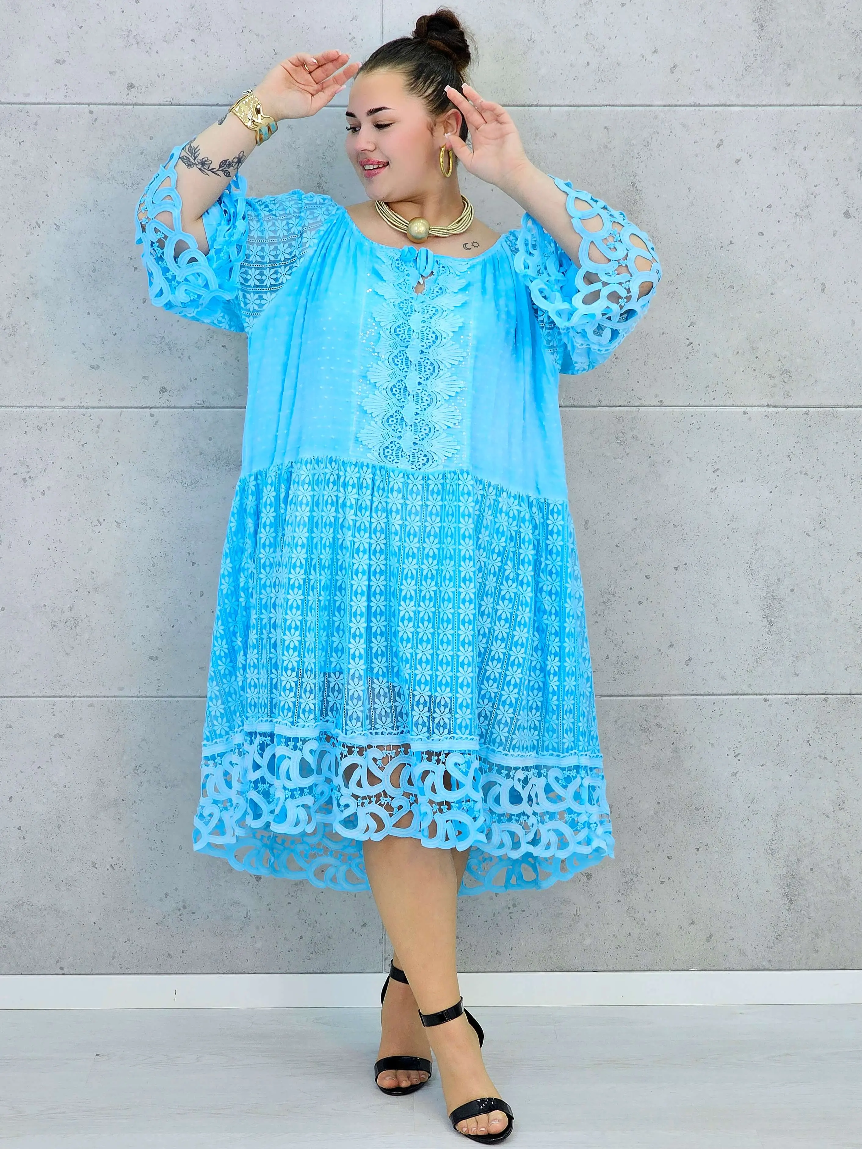 Sukienka plus size – zwiewna sukienka z haftowanymi detalami i ozdobnym rękawem - Image 4