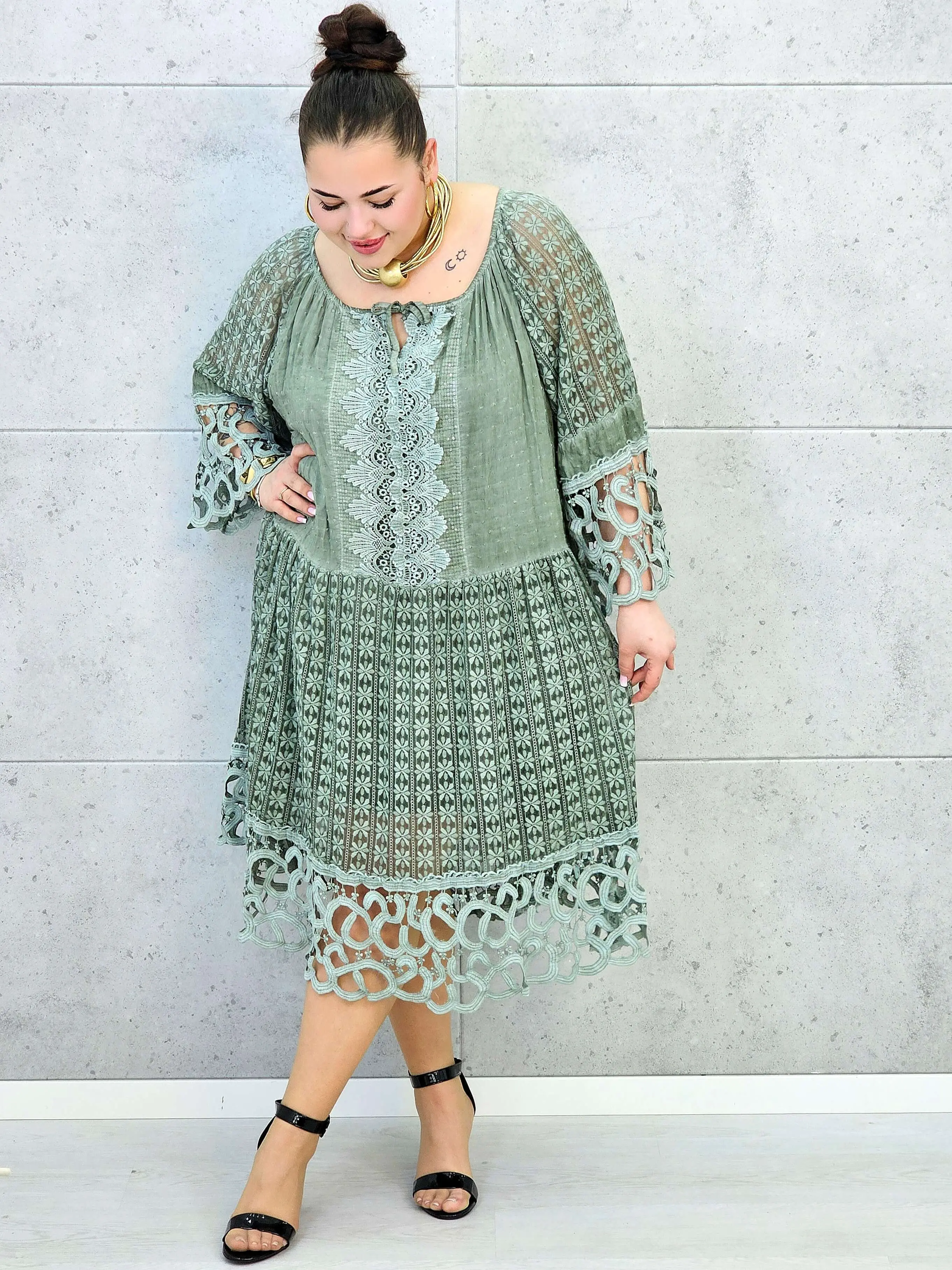 Sukienka plus size – zwiewna sukienka z haftowanymi detalami i ozdobnym rękawem - Image 5