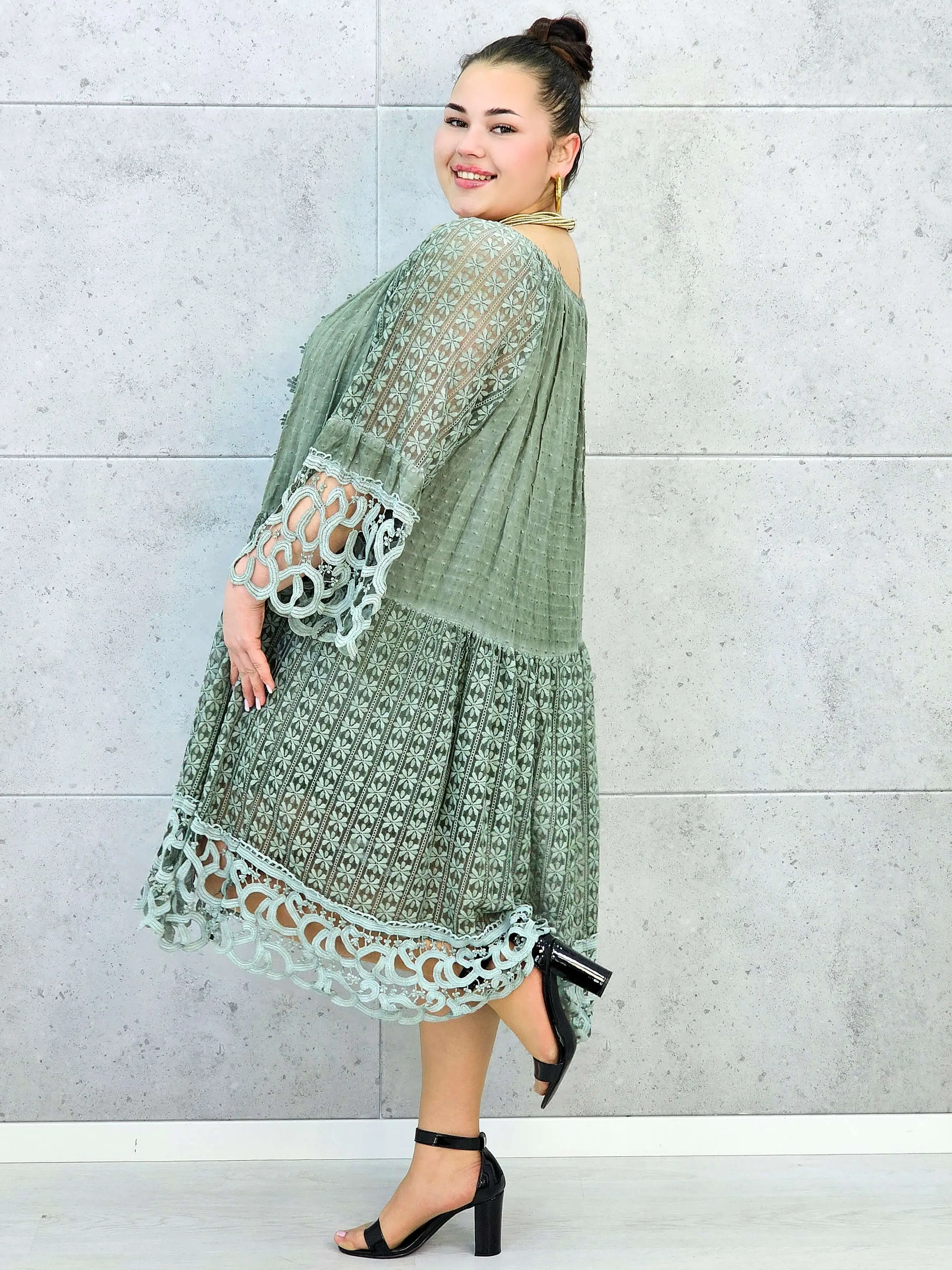 Sukienka plus size – zwiewna sukienka z haftowanymi detalami i ozdobnym rękawem - Image 6