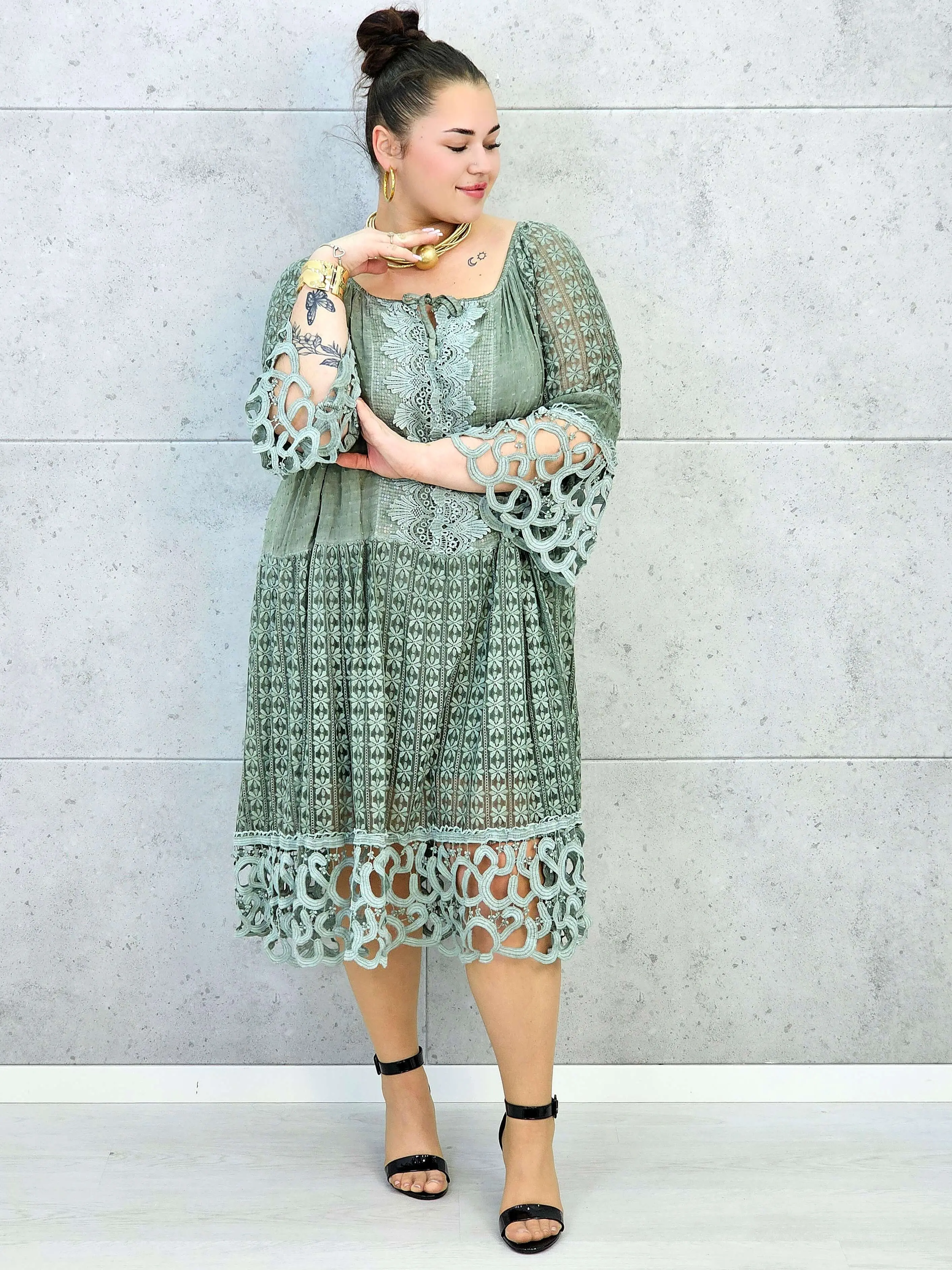 Sukienka plus size – zwiewna sukienka z haftowanymi detalami i ozdobnym rękawem - Image 7