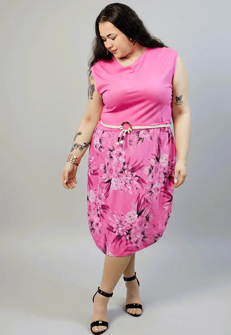 Sukienka plus size z kwiatowym dołem i paskiem w talii