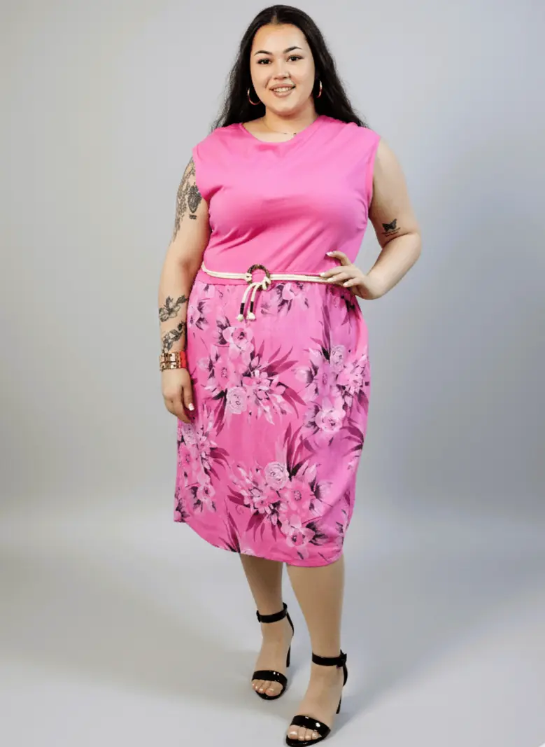 Sukienka plus size z kwiatowym dołem i paskiem w talii - Image 2