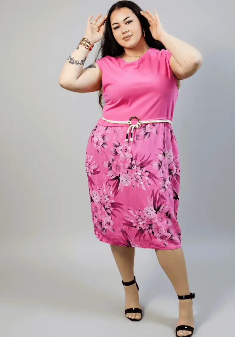Sukienka plus size z kwiatowym dołem i paskiem w talii - Image 3