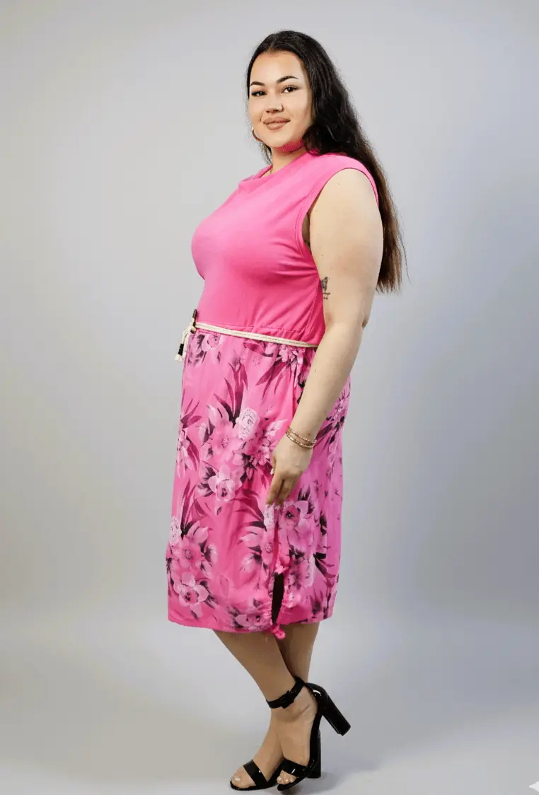 Sukienka plus size z kwiatowym dołem i paskiem w talii - Image 4