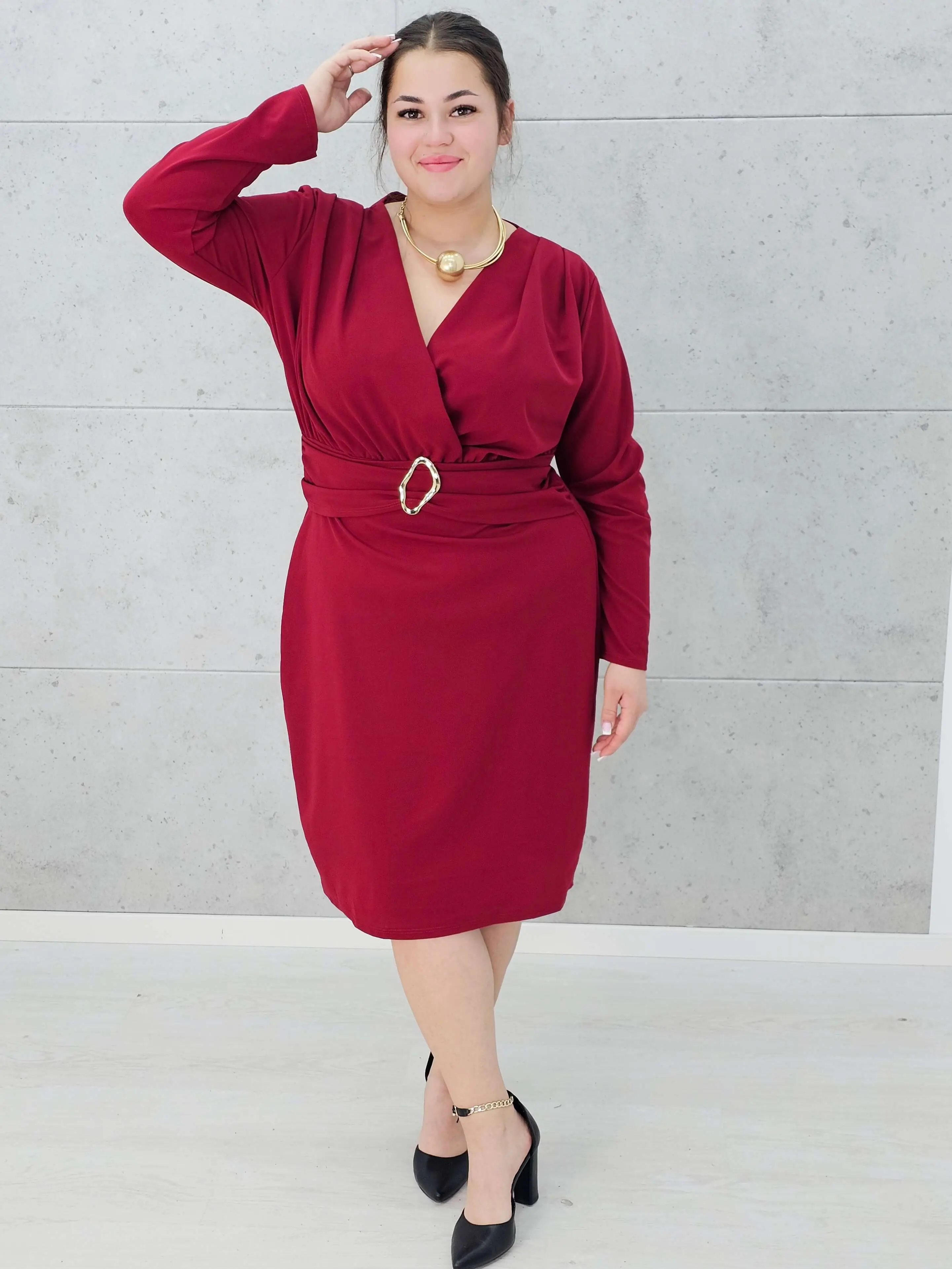 Sukienka plus size z paskiem i kopertowym dekoltem – klasyka w eleganckim wydaniu