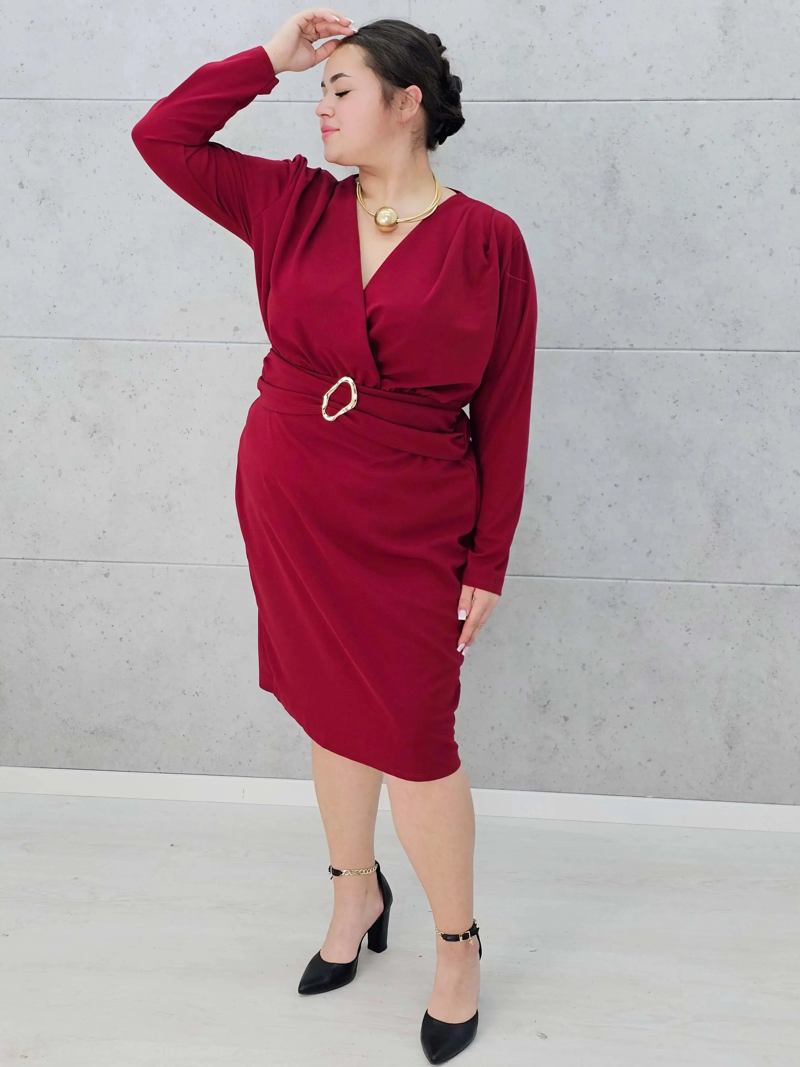 Sukienka plus size z paskiem i kopertowym dekoltem – klasyka w eleganckim wydaniu - Image 2