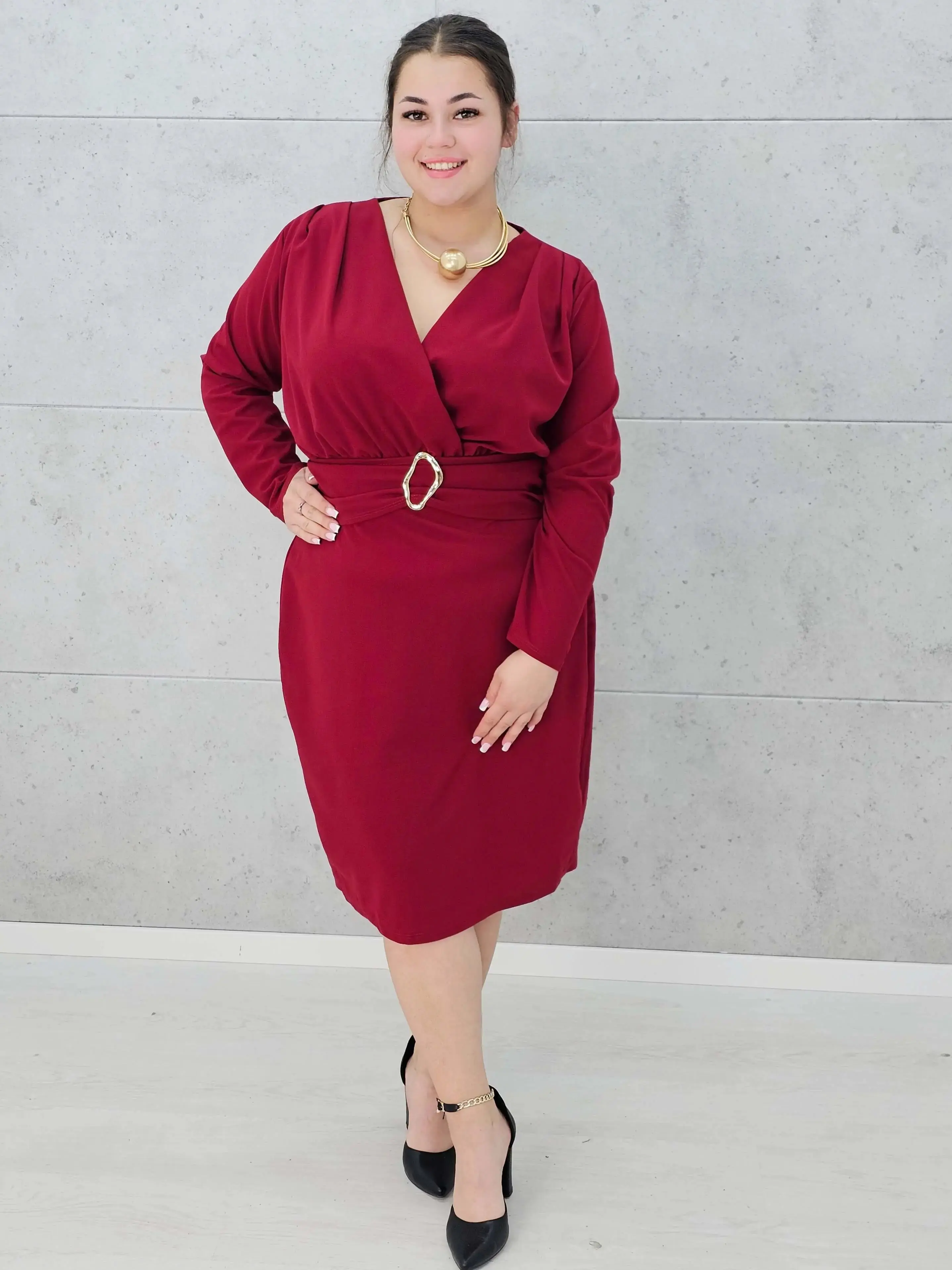 Sukienka plus size z paskiem i kopertowym dekoltem – klasyka w eleganckim wydaniu - Image 3