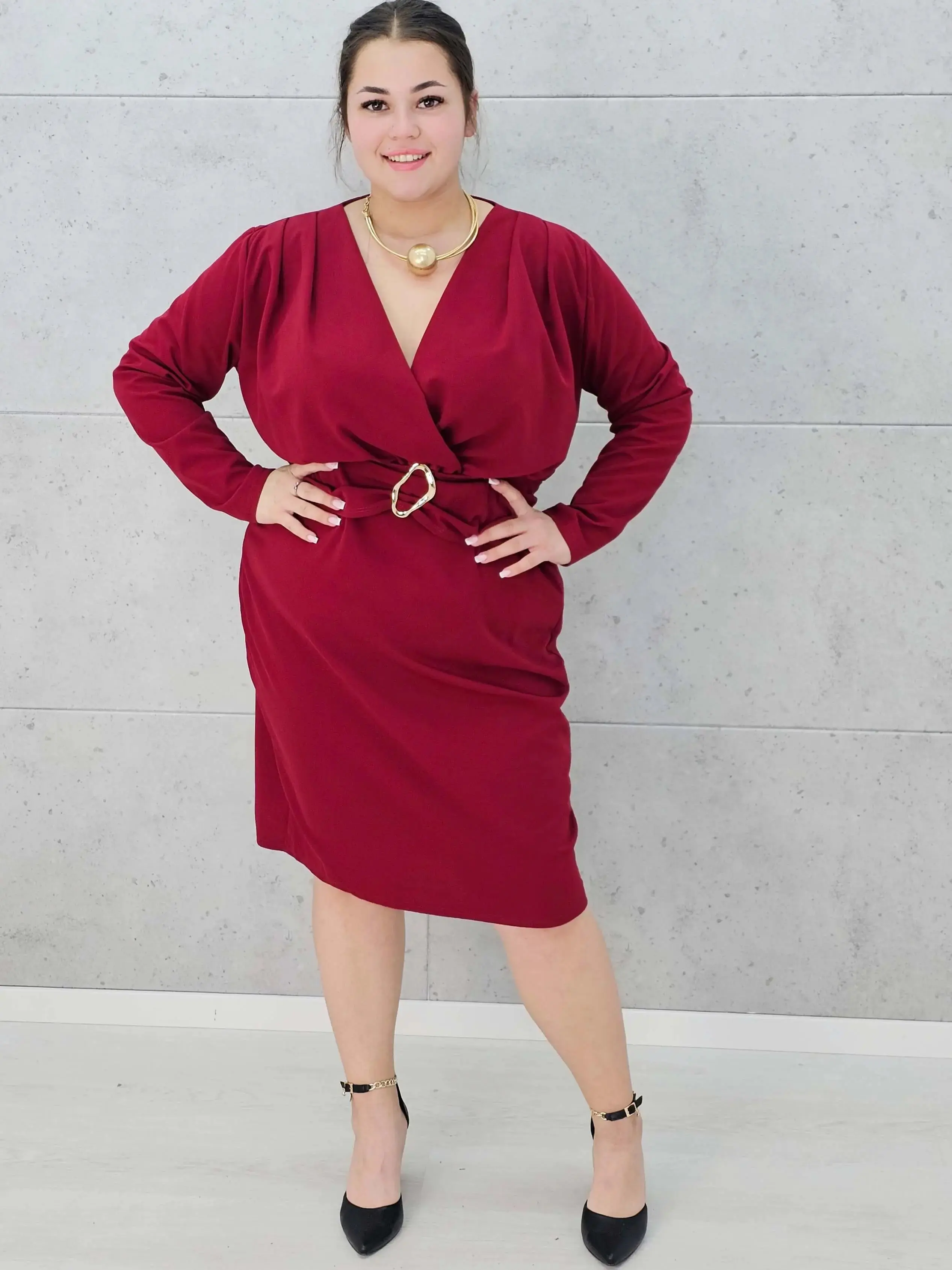 Sukienka plus size z paskiem i kopertowym dekoltem – klasyka w eleganckim wydaniu - Image 4