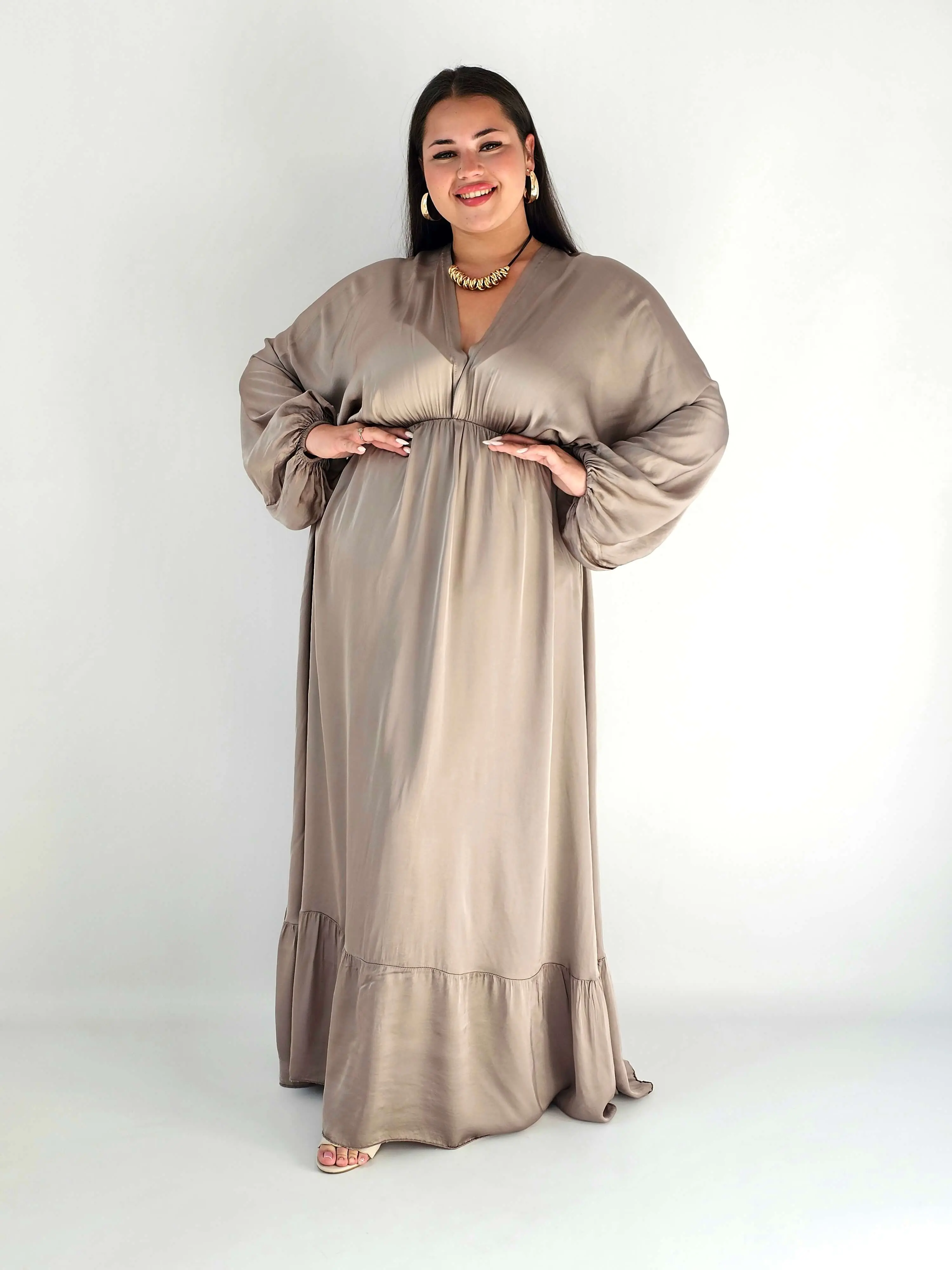 Sukienka satynowa maxi plus size – luksusowa elegancja i wyjątkowy styl XXL