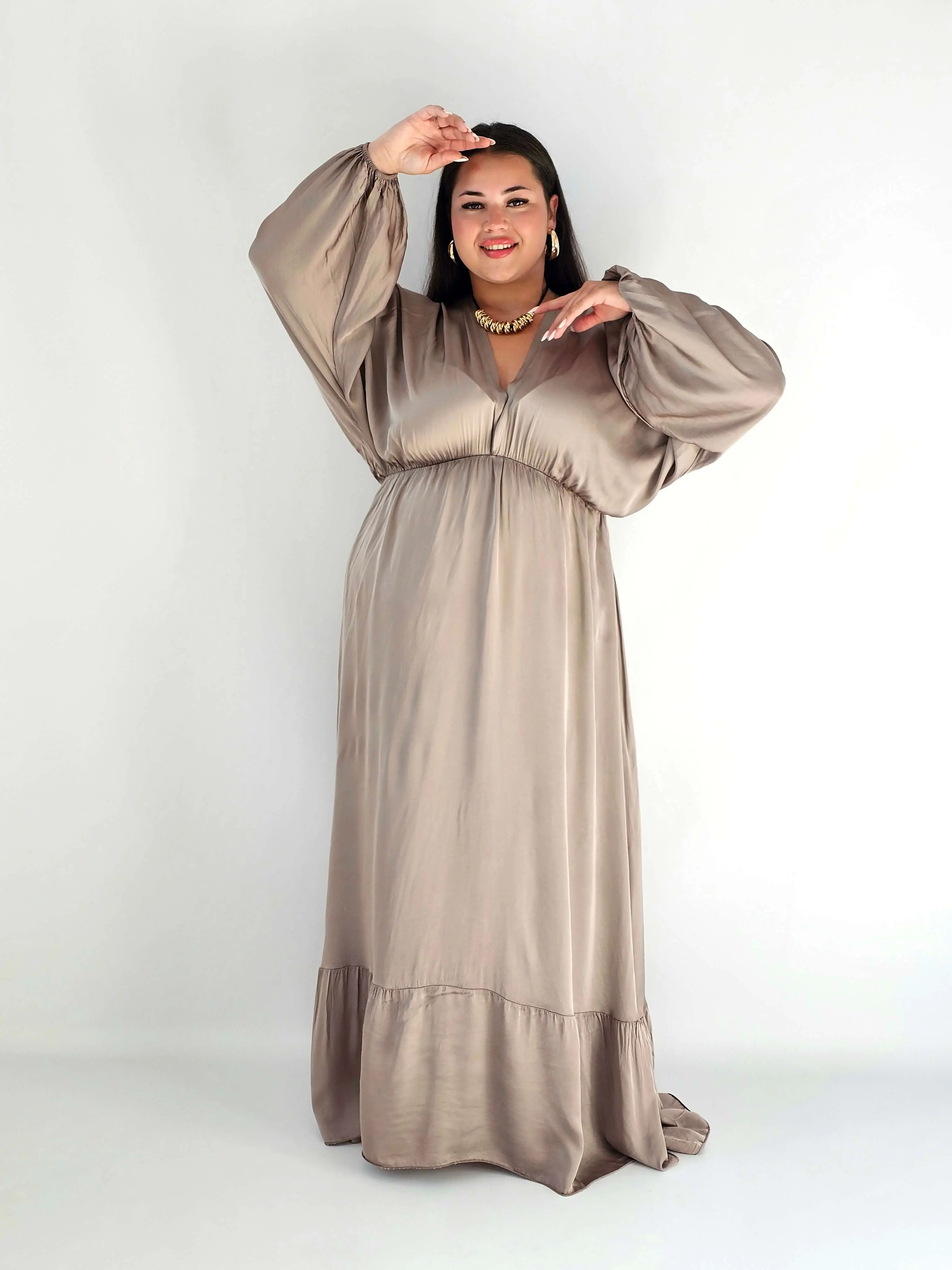 Sukienka satynowa maxi plus size – luksusowa elegancja i wyjątkowy styl XXL - Image 3