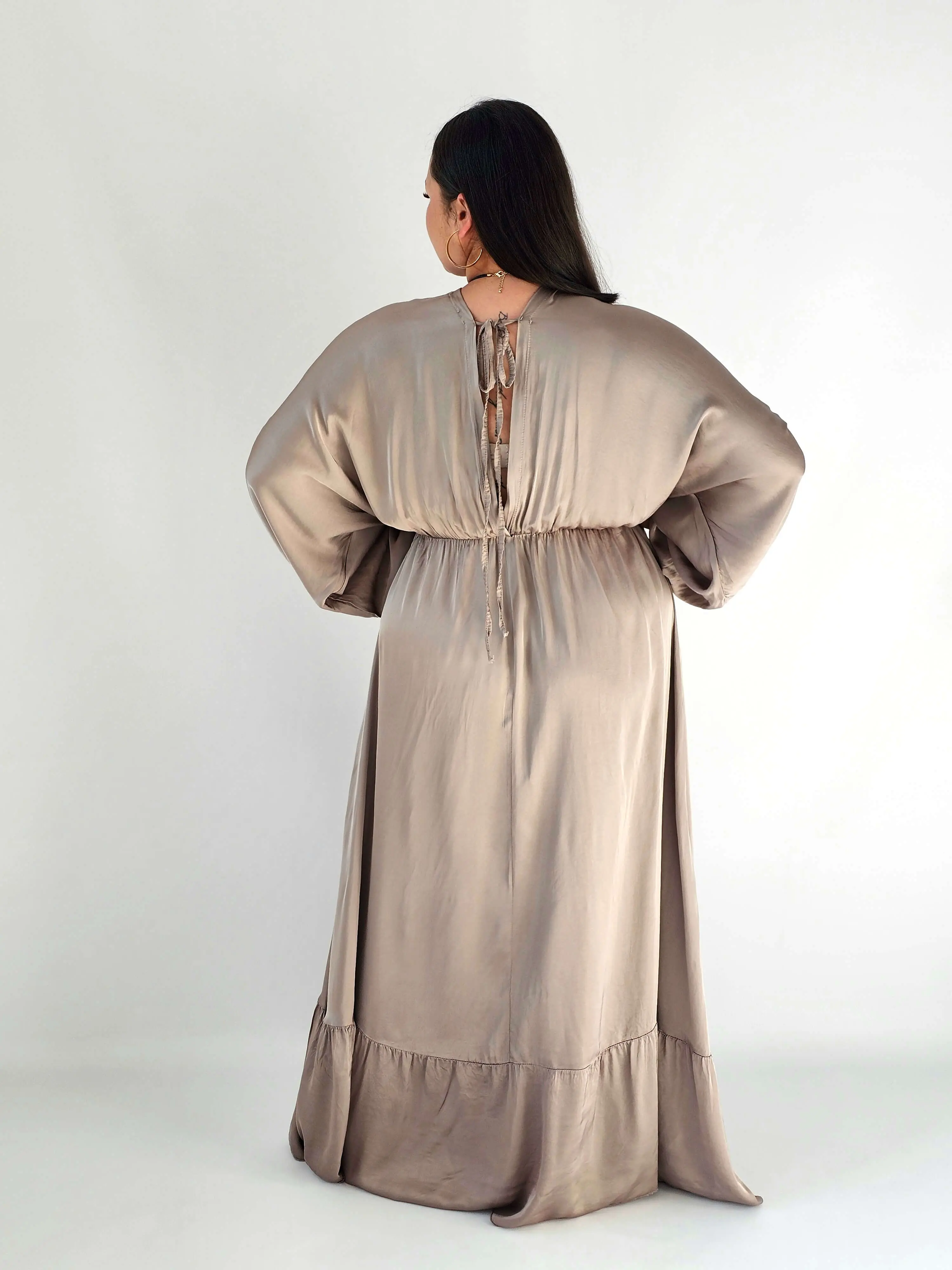 Sukienka satynowa maxi plus size – luksusowa elegancja i wyjątkowy styl XXL - Image 5