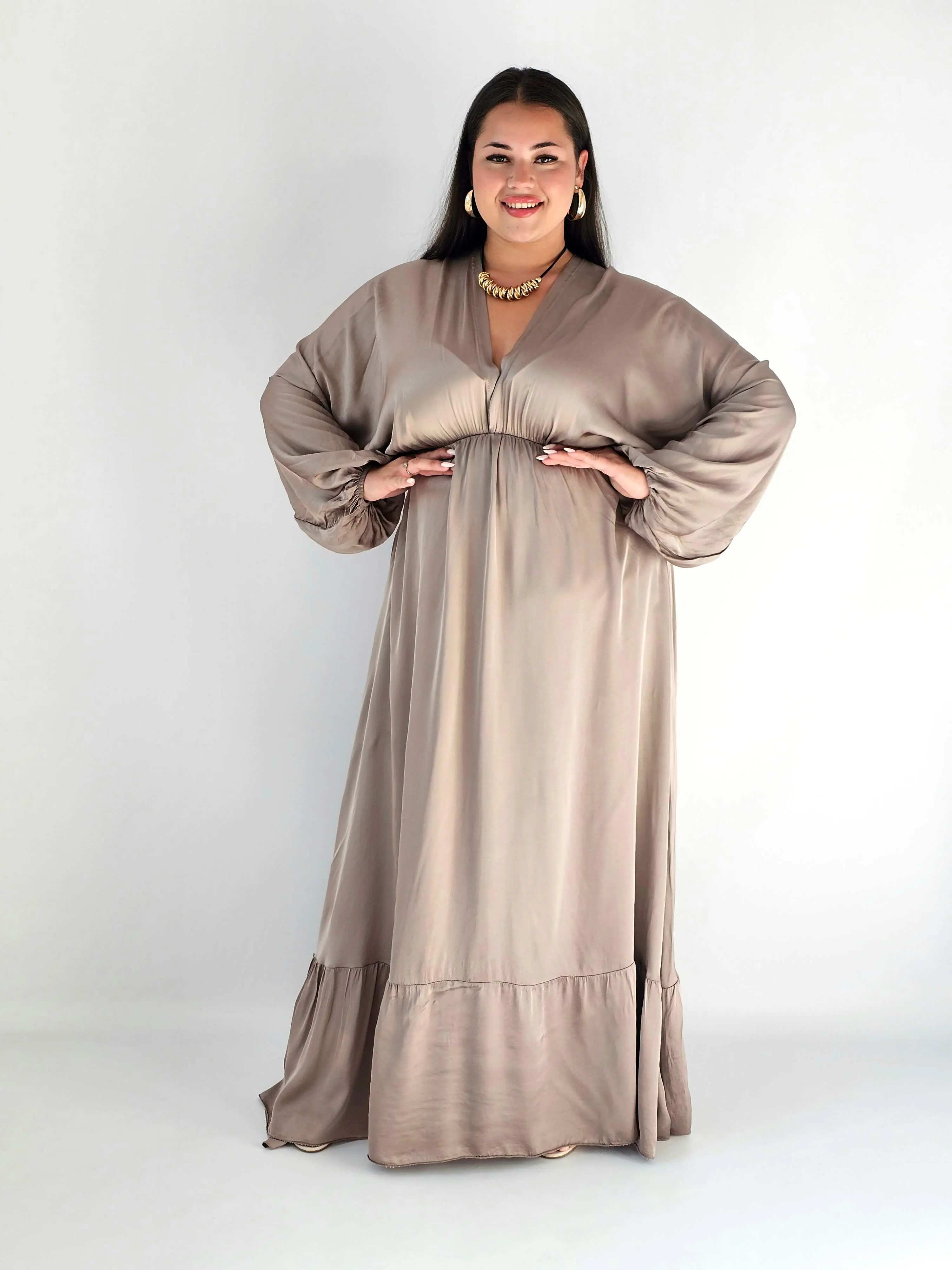 Sukienka satynowa maxi plus size – luksusowa elegancja i wyjątkowy styl XXL - Image 7
