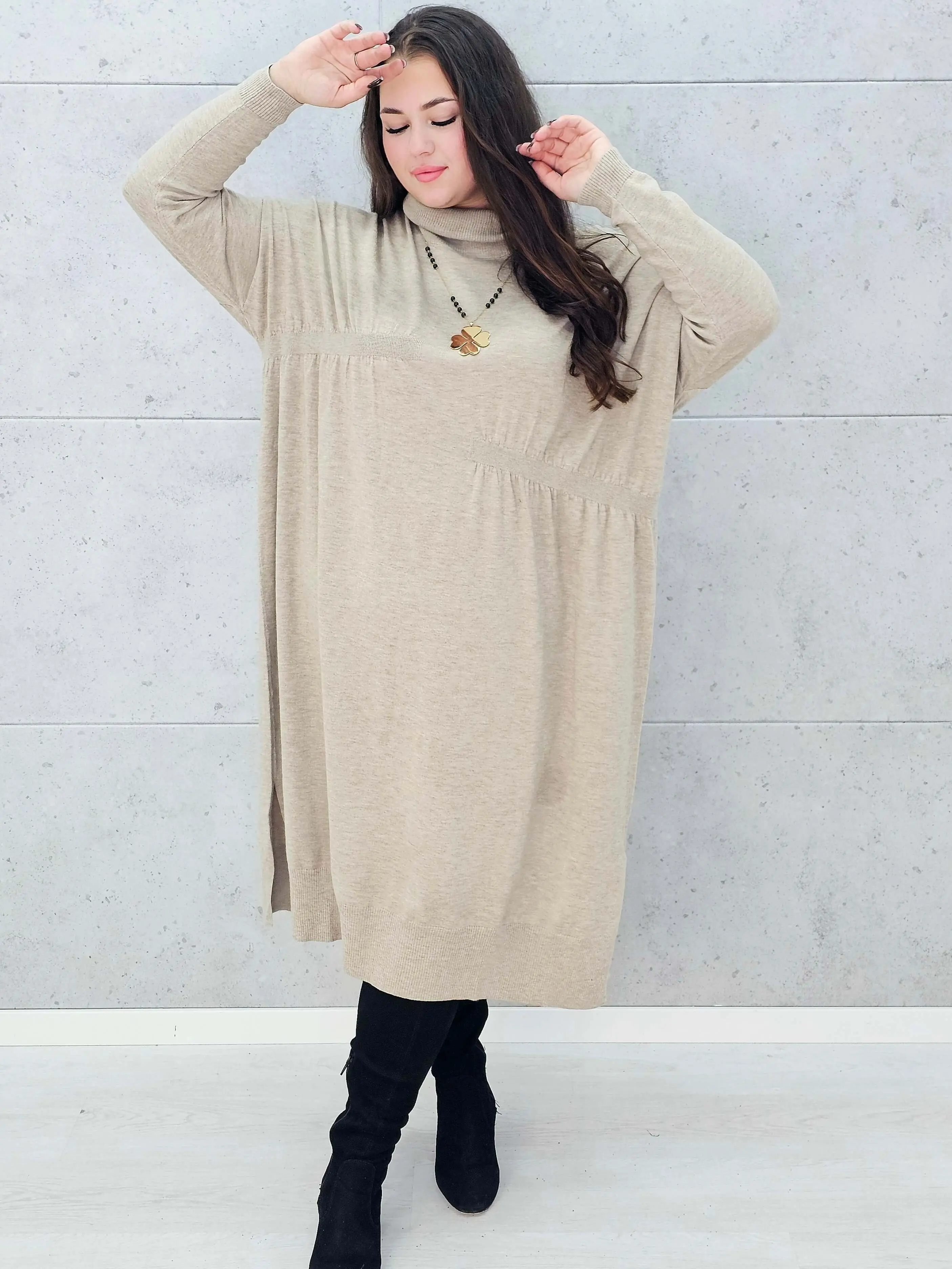Sukienka swetrowa plus size z golfem
