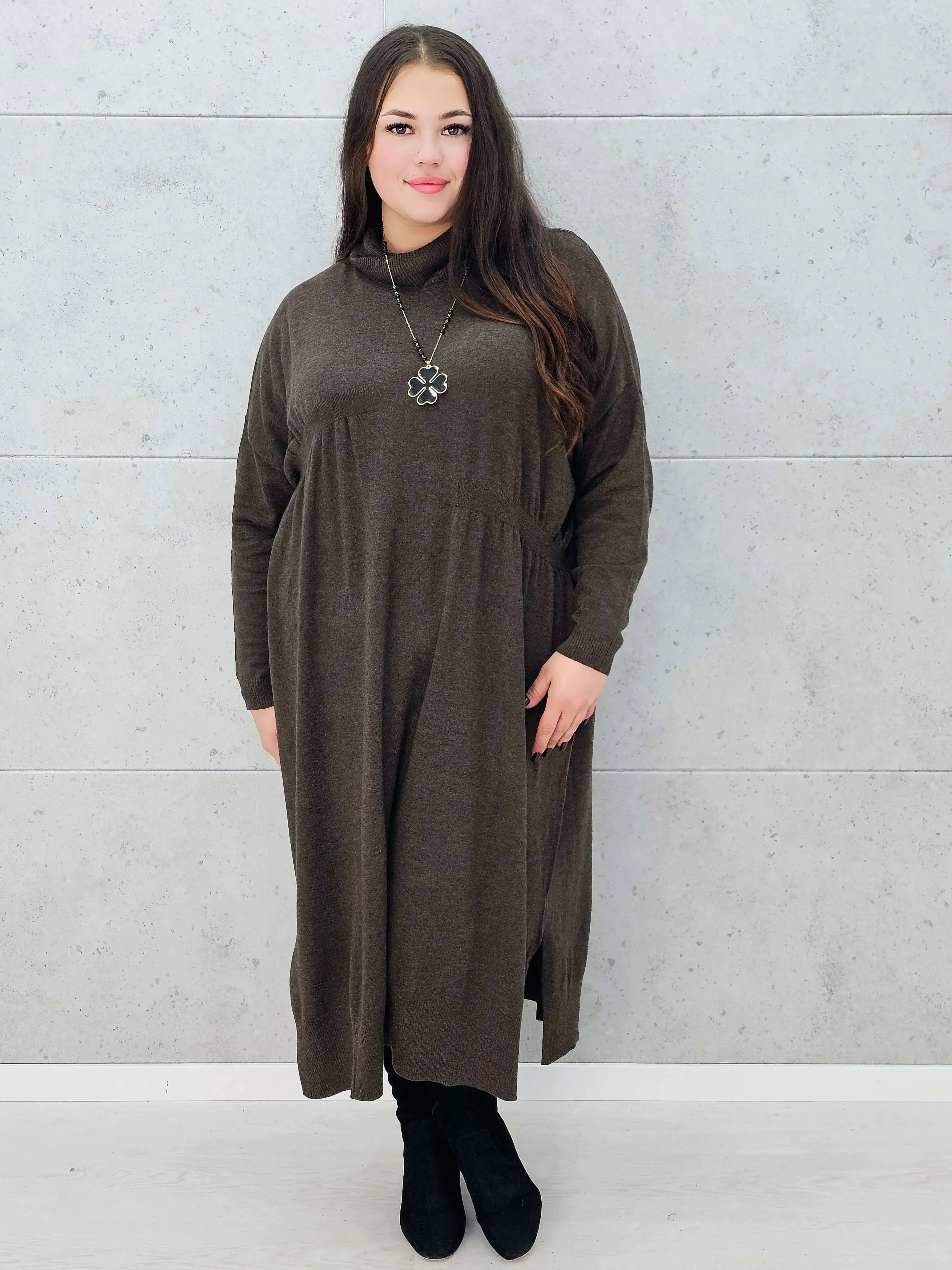 Sukienka swetrowa plus size z golfem - Image 10
