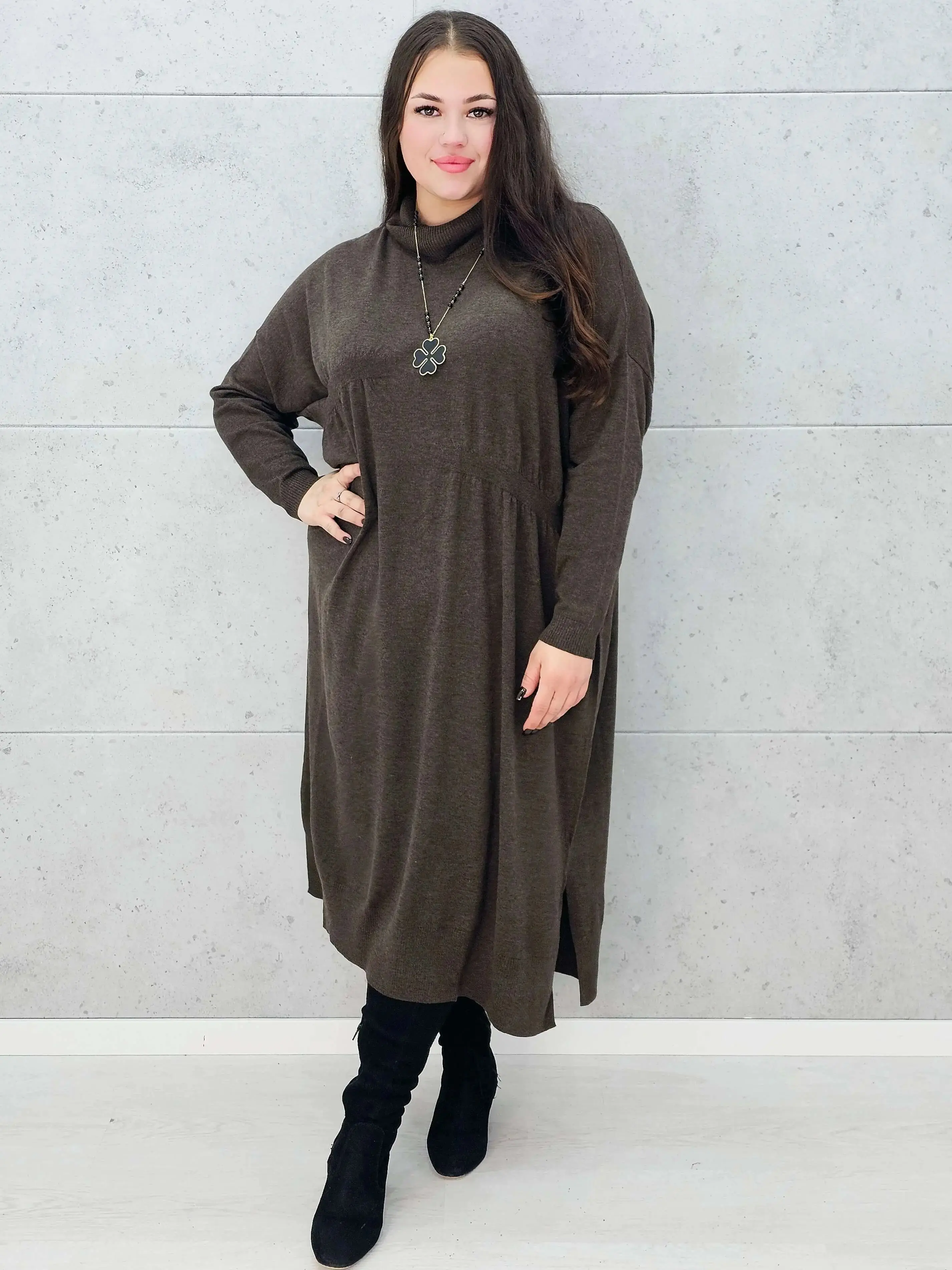 Sukienka swetrowa plus size z golfem - Image 11