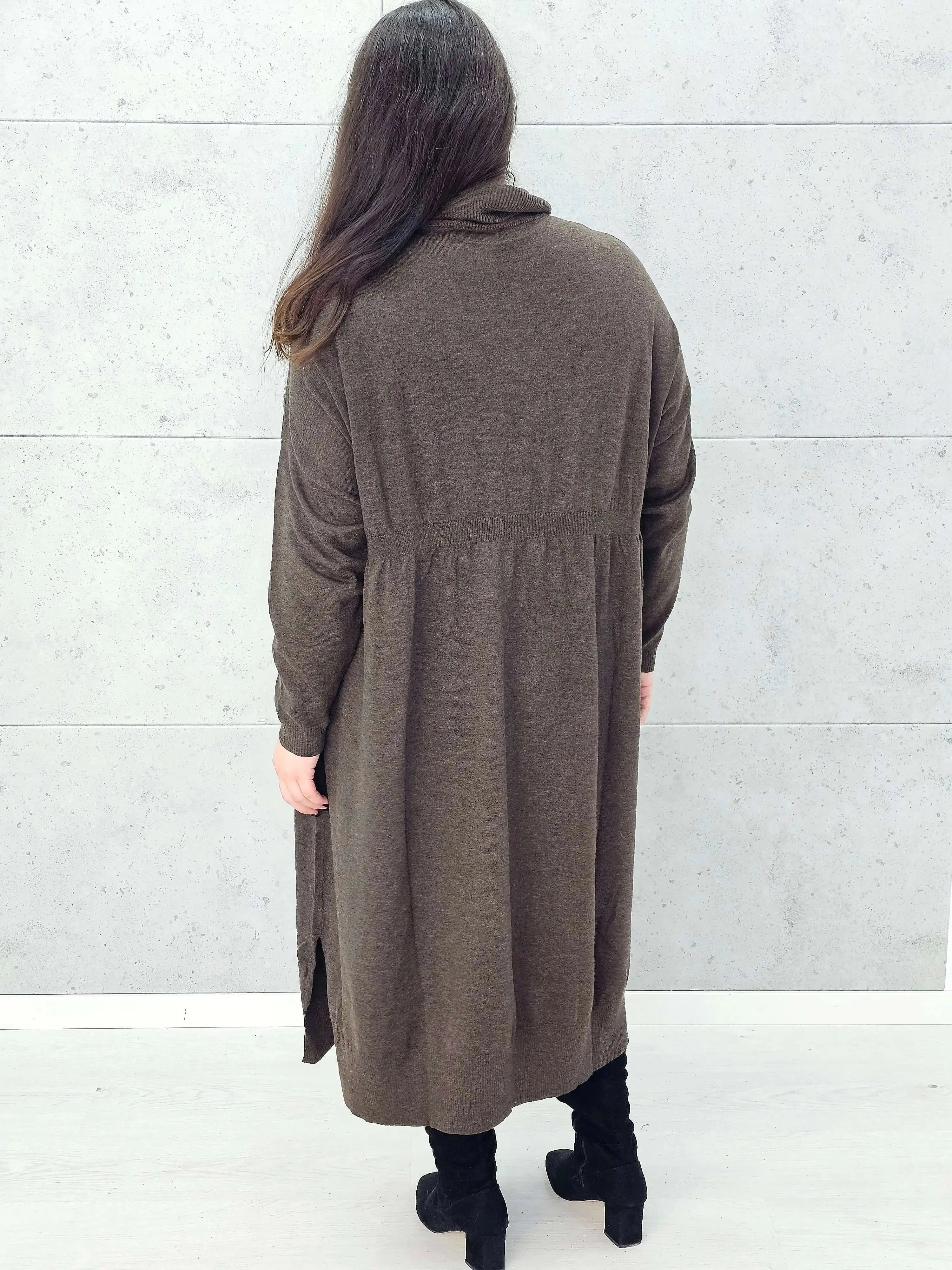 Sukienka swetrowa plus size z golfem - Image 12