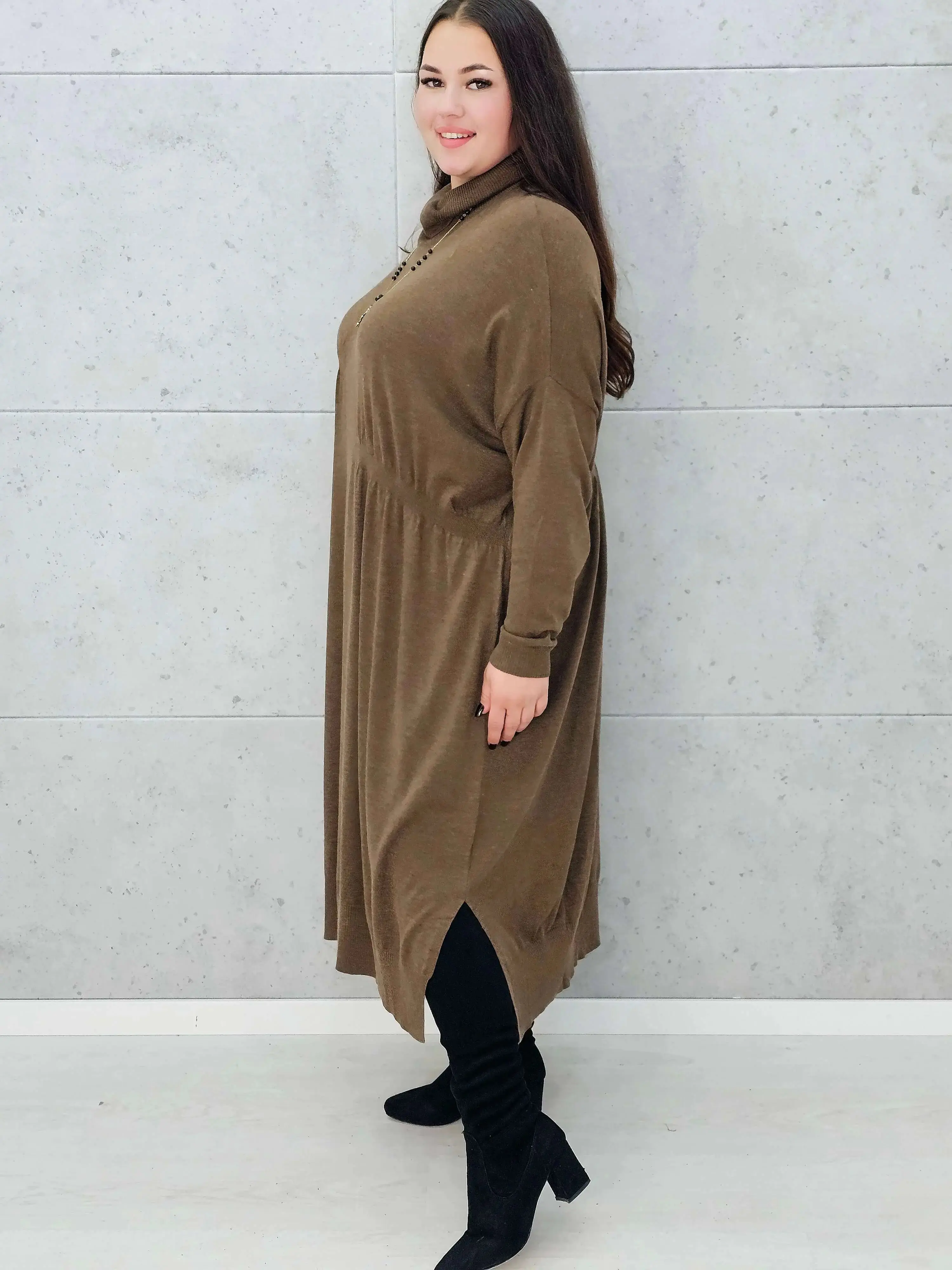Sukienka swetrowa plus size z golfem - Image 13