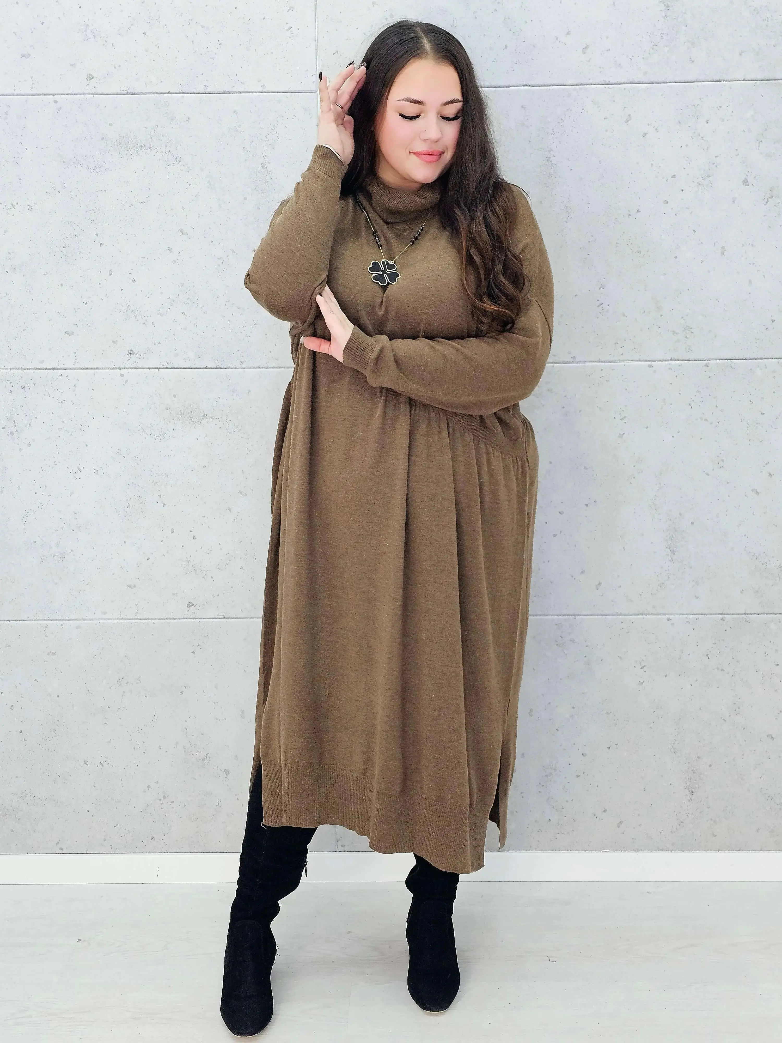 Sukienka swetrowa plus size z golfem - Image 15
