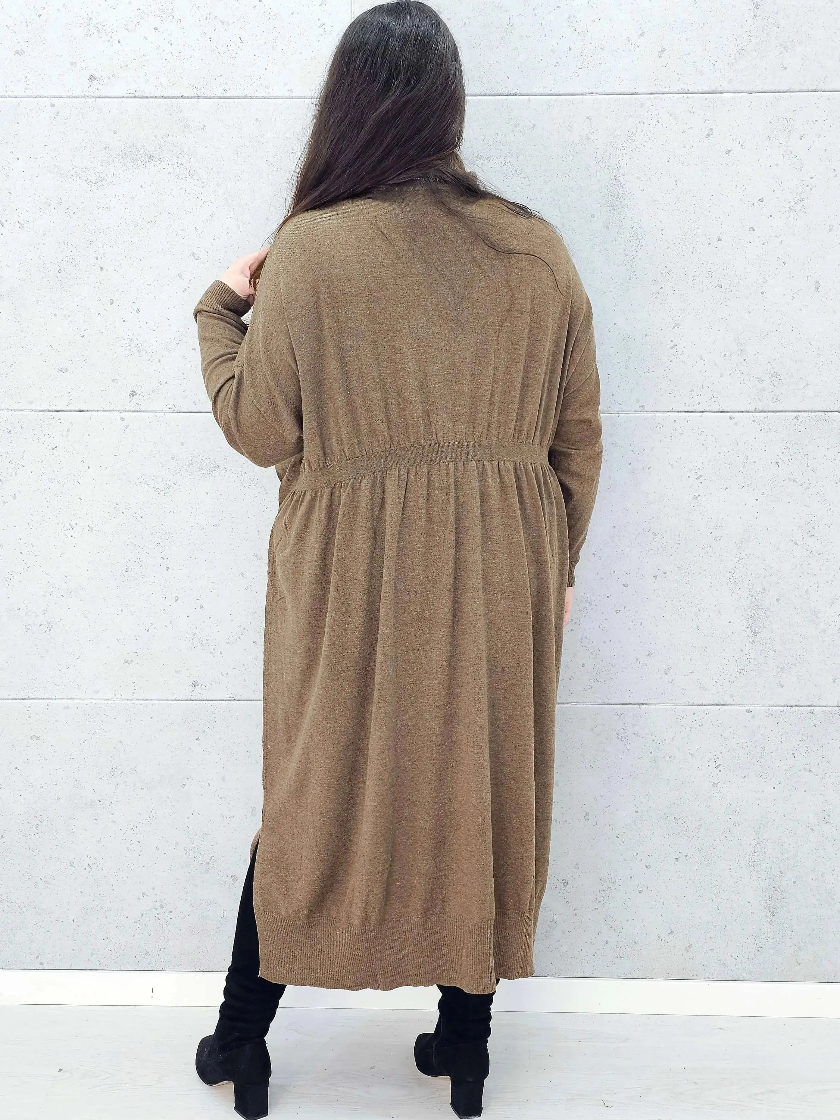 Sukienka swetrowa plus size z golfem - Image 16