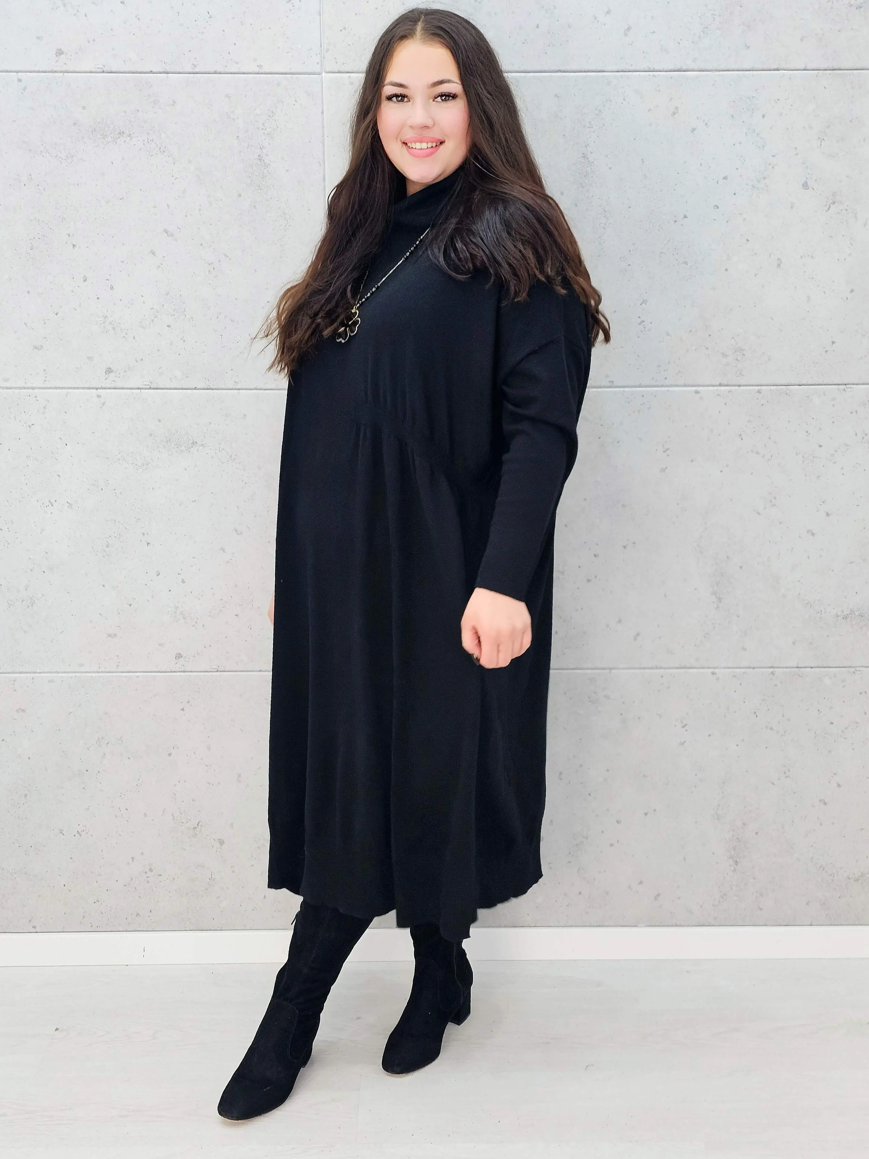 Sukienka swetrowa plus size z golfem - Image 18