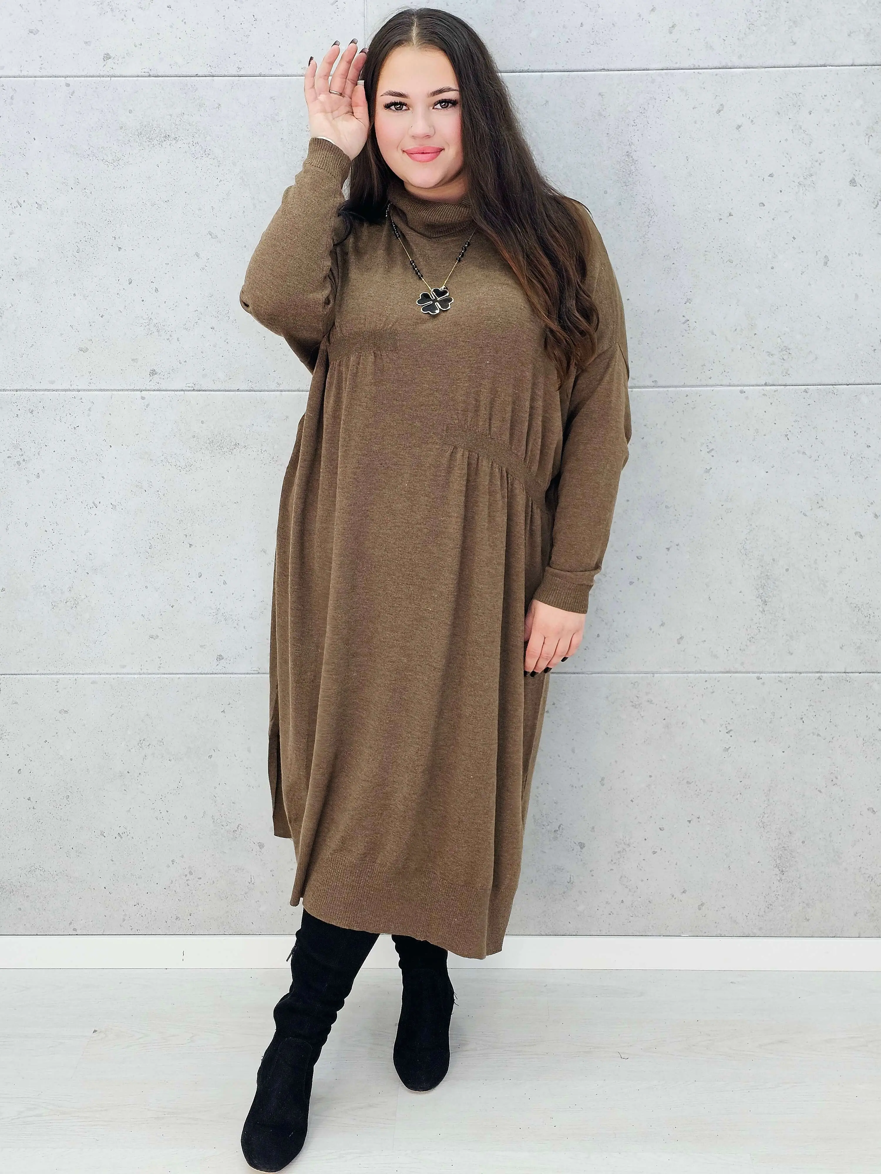 Sukienka swetrowa plus size z golfem - Image 3