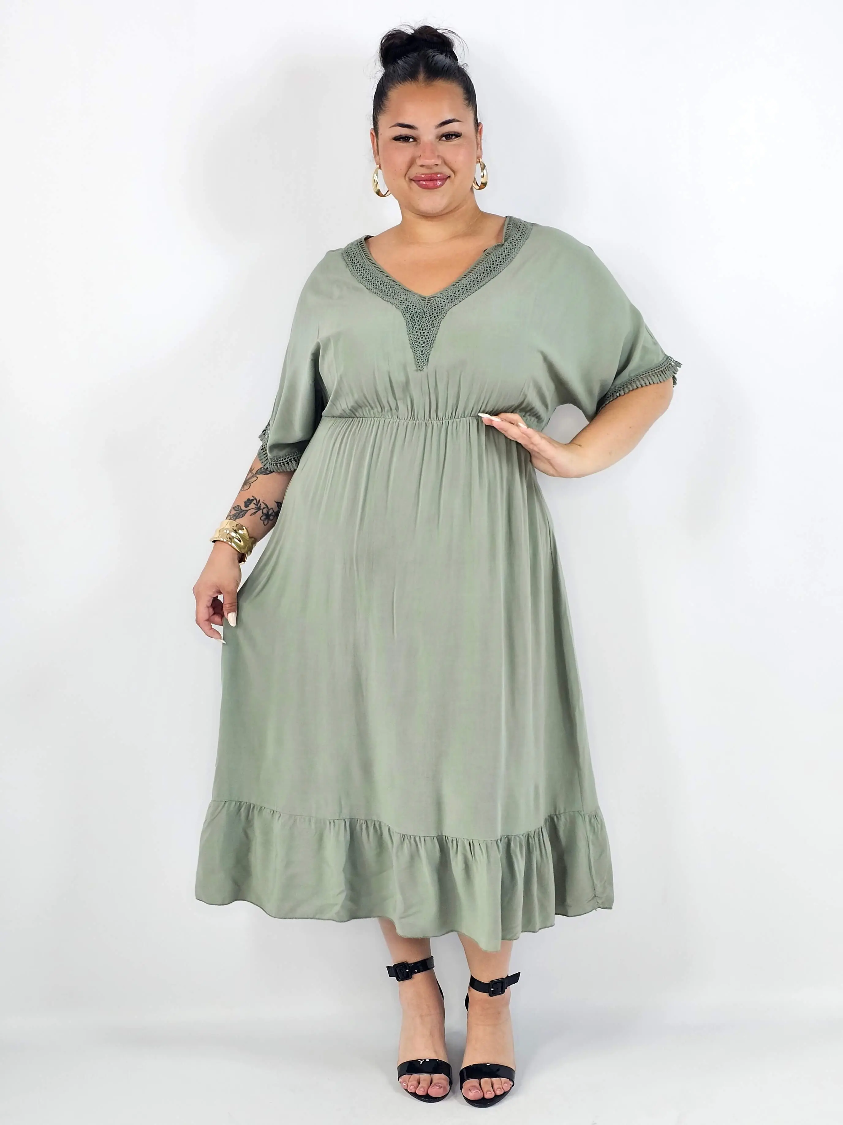 Sukienka plus size z lekkiej tkaniny – kobiecy fason dla sylwetki XXL