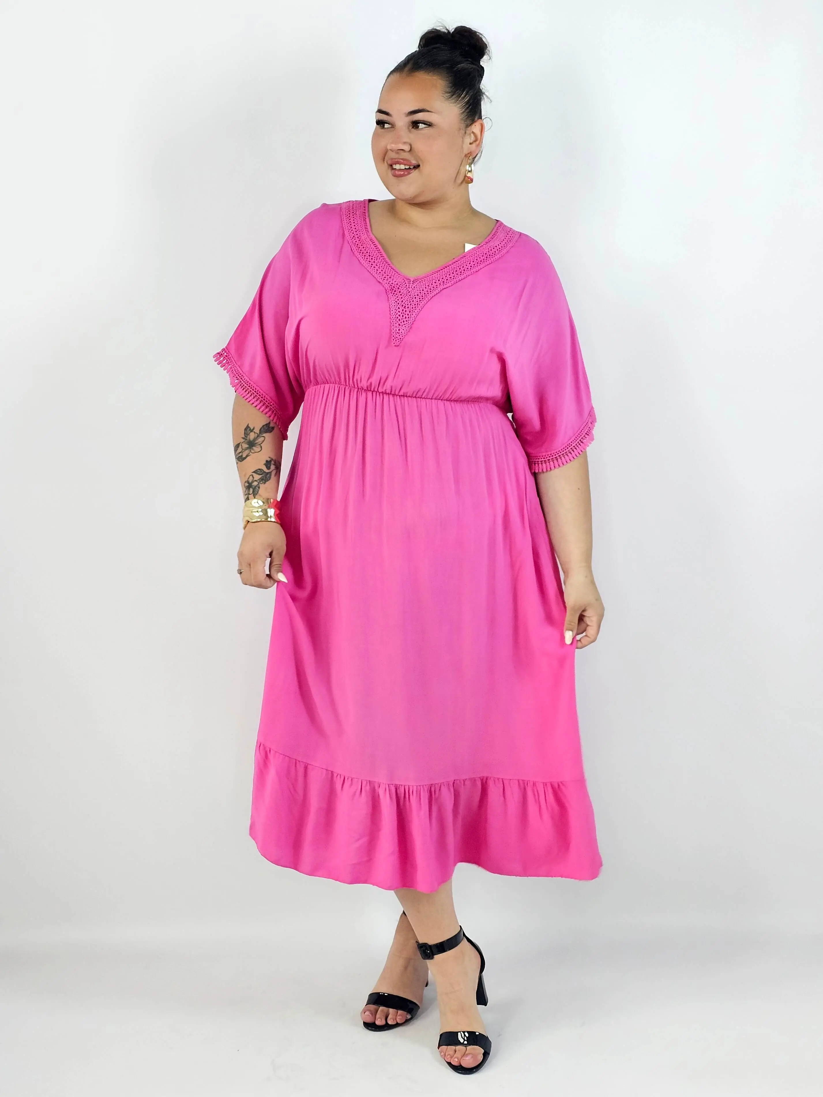 Sukienka plus size z lekkiej tkaniny – kobiecy fason dla sylwetki XXL - Image 2
