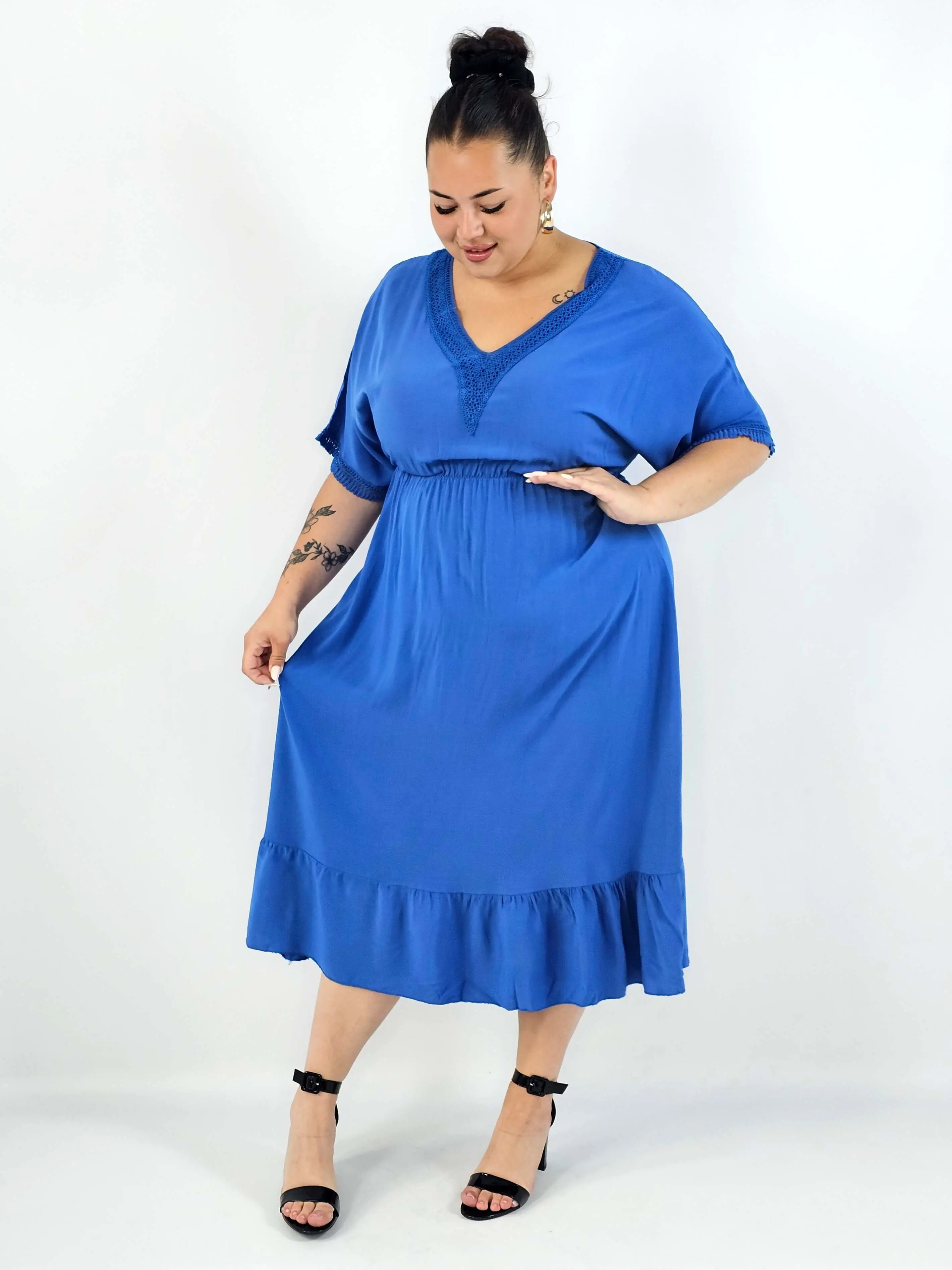 Sukienka plus size z lekkiej tkaniny – kobiecy fason dla sylwetki XXL - Image 3