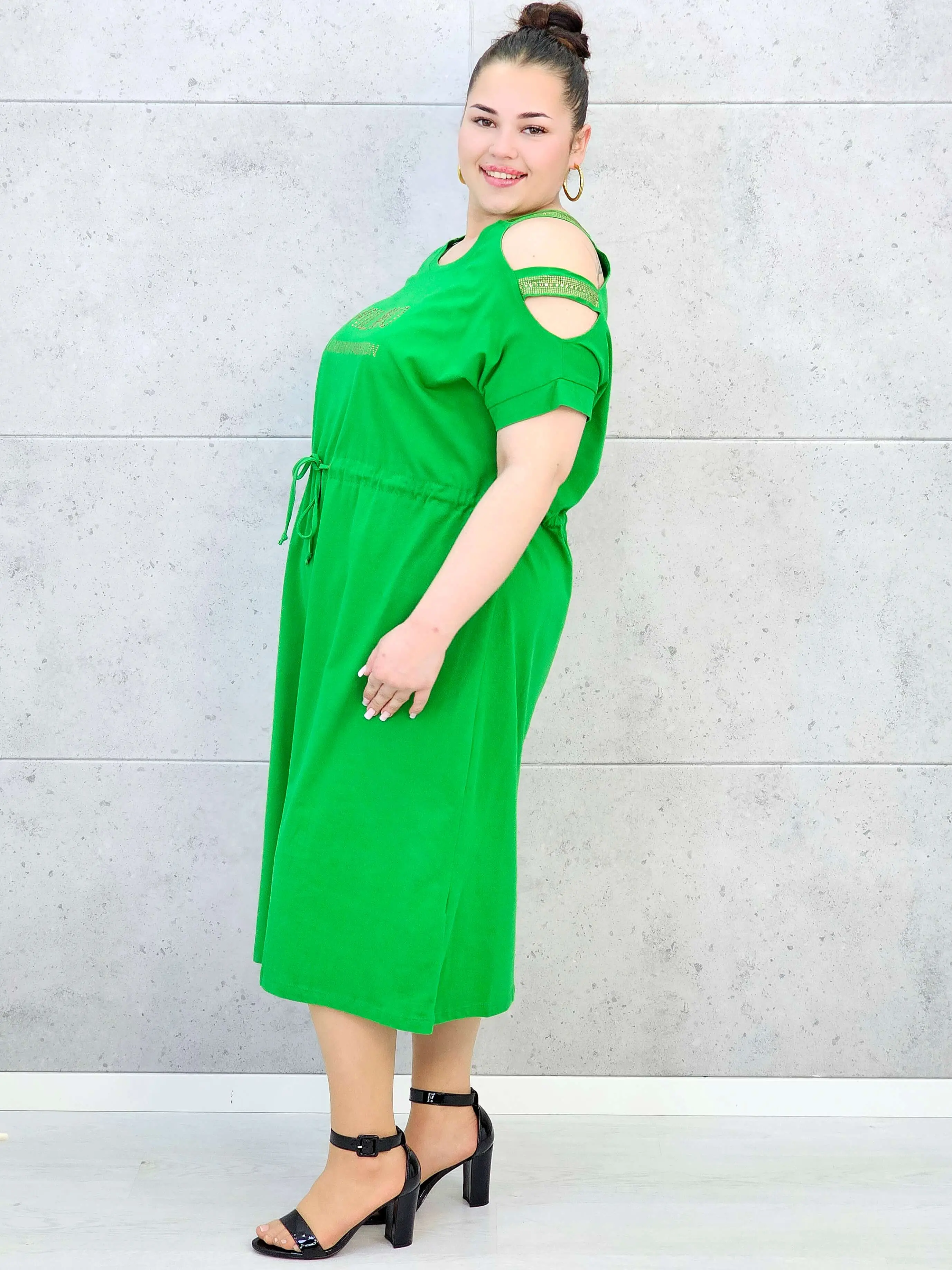 Sukienka plus size z regulacją w pasie i dekoracyjnymi wycięciami - Image 3