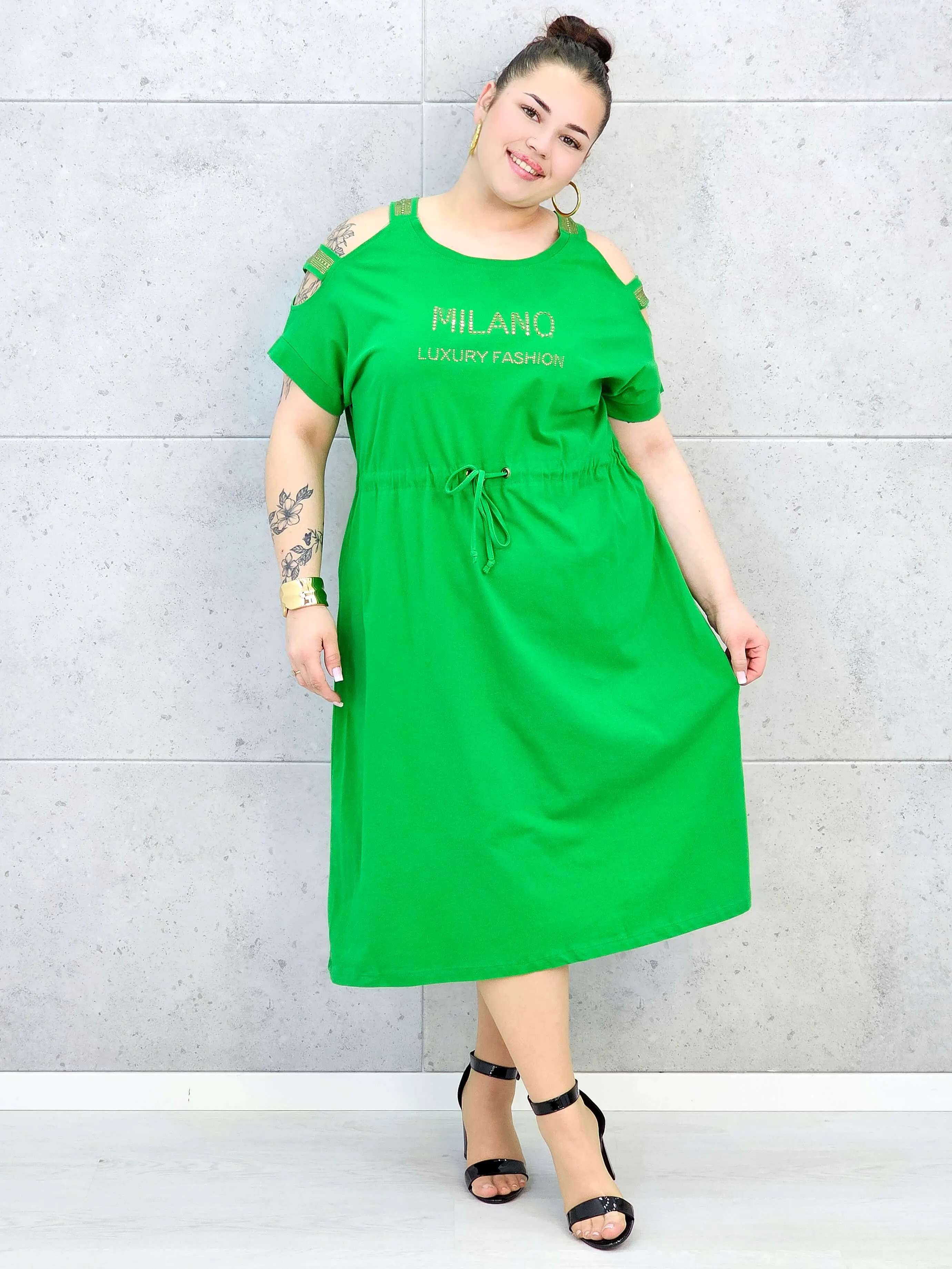Sukienka plus size z regulacją w pasie i dekoracyjnymi wycięciami - Image 7