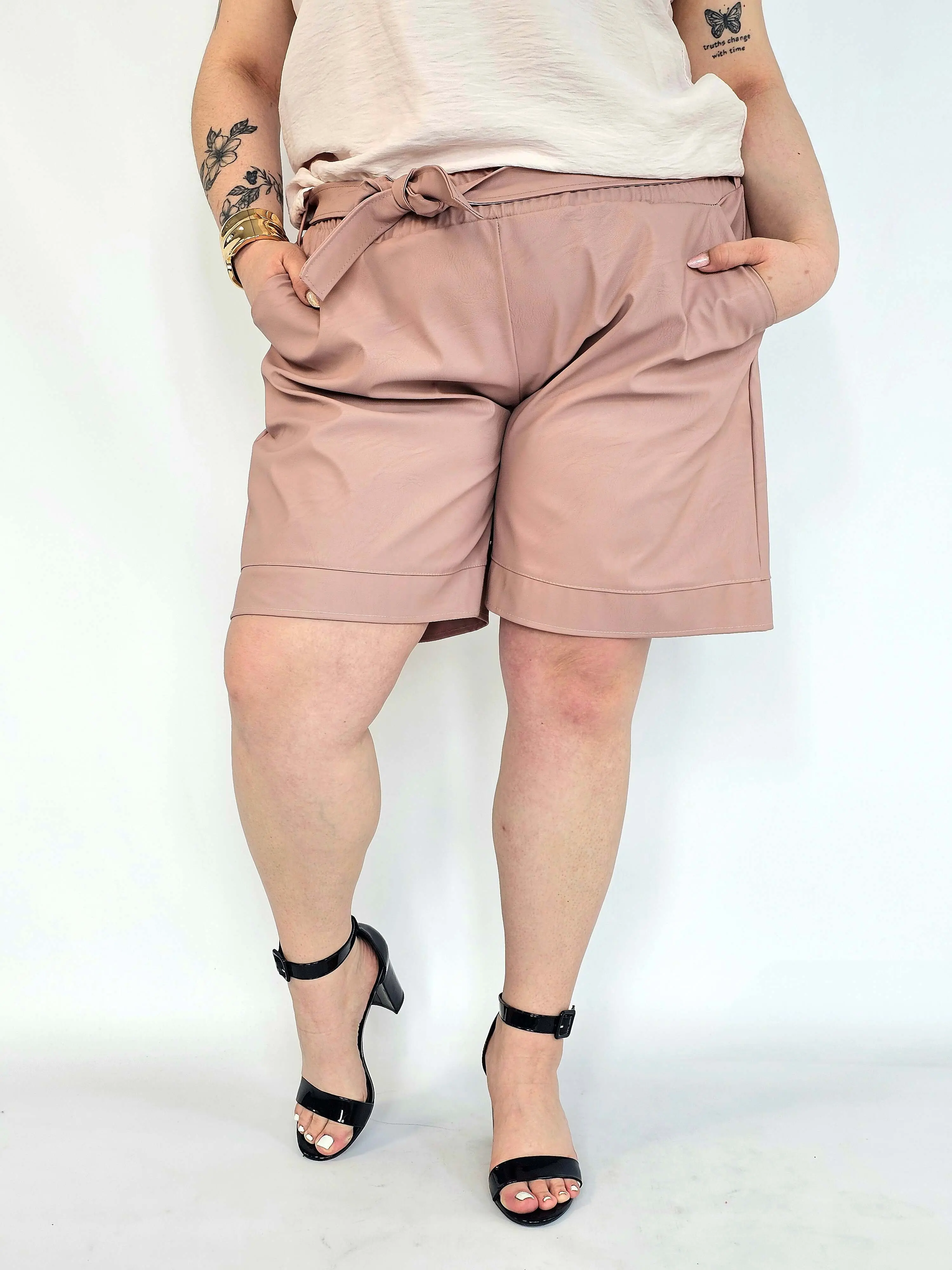Szorty plus size puder róż z wiązaniem – modne szorty XXL damskie - Image 4