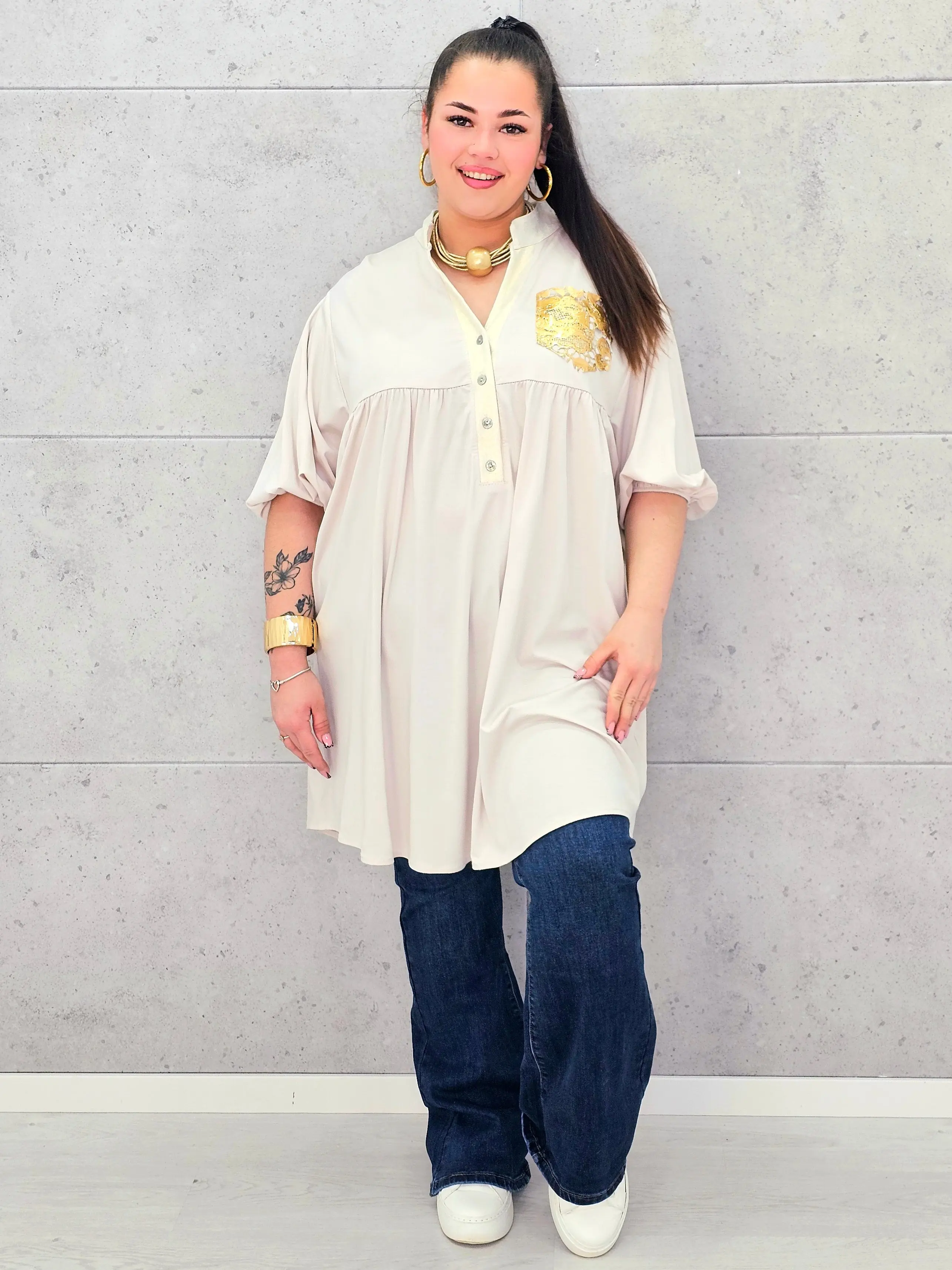 Tunika plus size z ozdobną złotą kieszenią – elegancja i komfort dla kobiet XXL