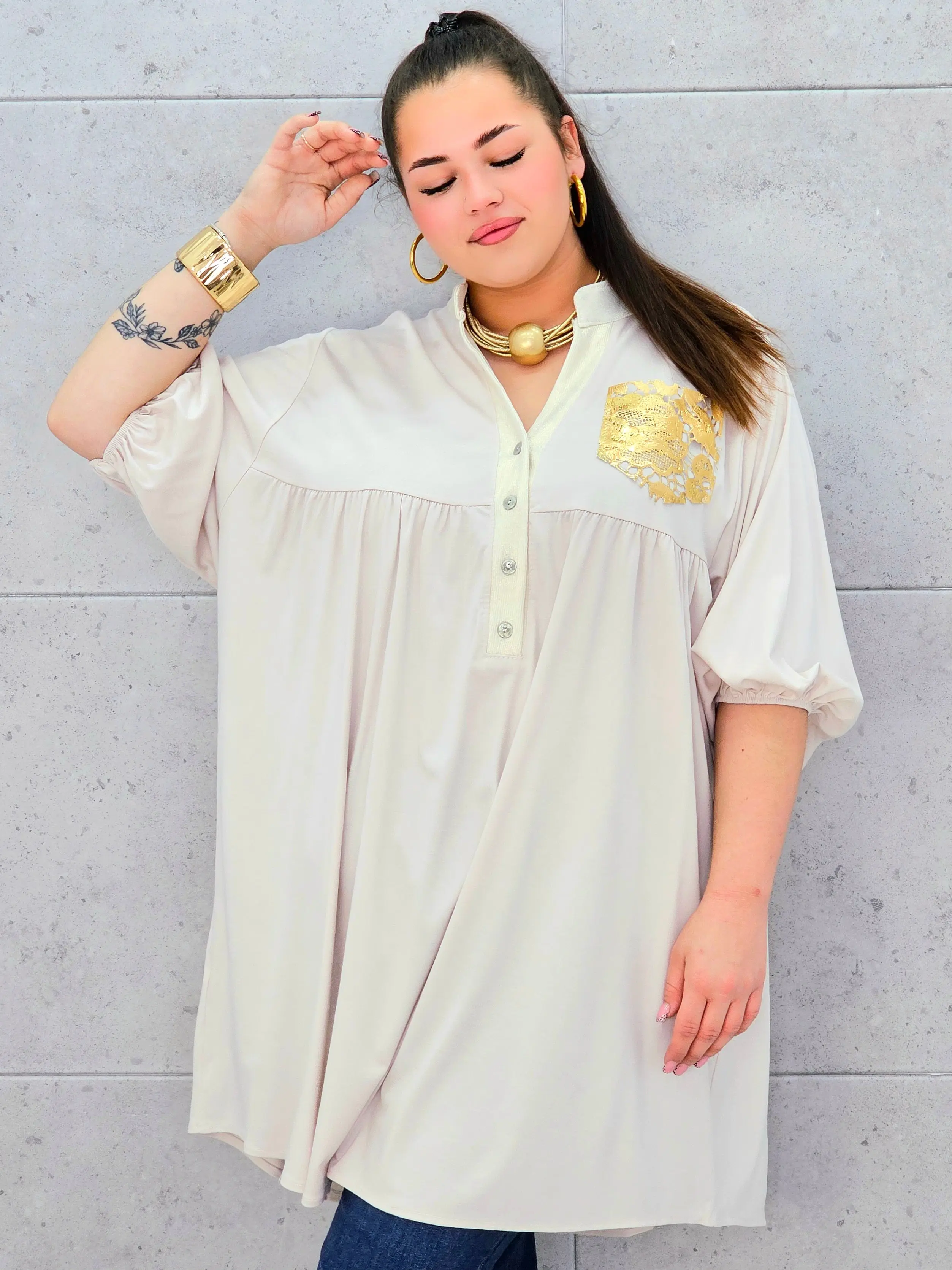 Tunika plus size z ozdobną złotą kieszenią – elegancja i komfort dla kobiet XXL - Image 2