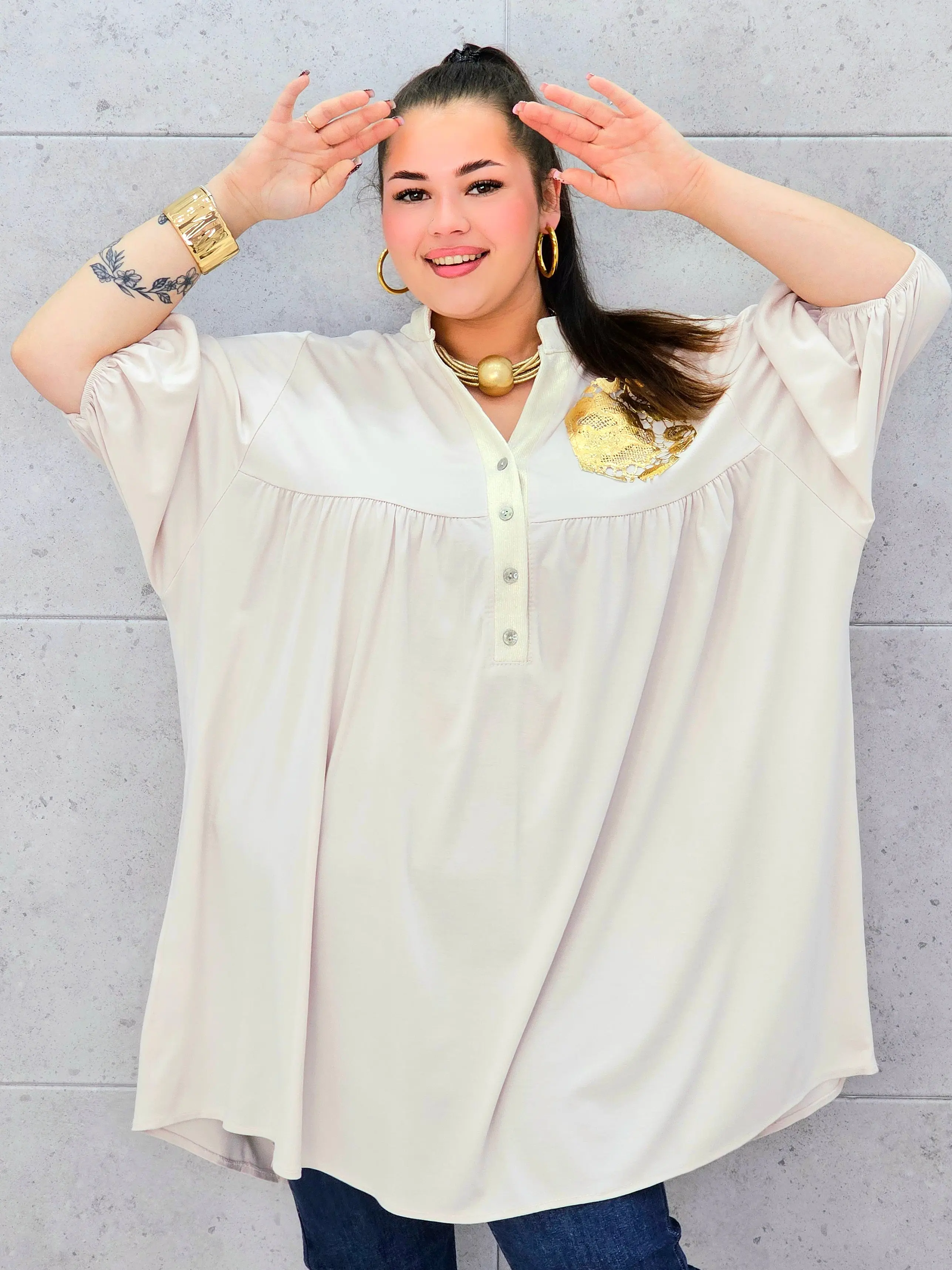 Tunika plus size z ozdobną złotą kieszenią – elegancja i komfort dla kobiet XXL - Image 3