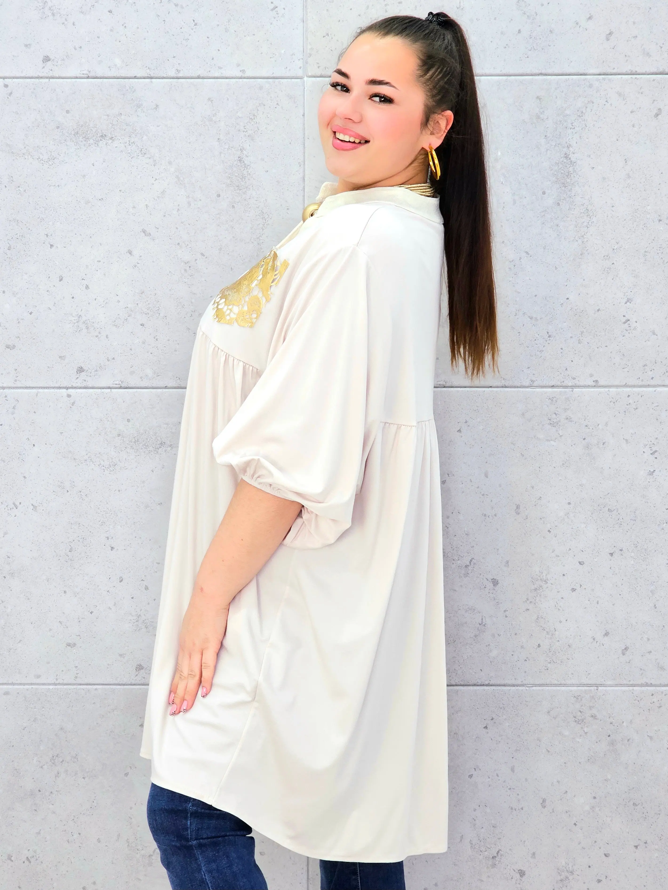 Tunika plus size z ozdobną złotą kieszenią – elegancja i komfort dla kobiet XXL - Image 4