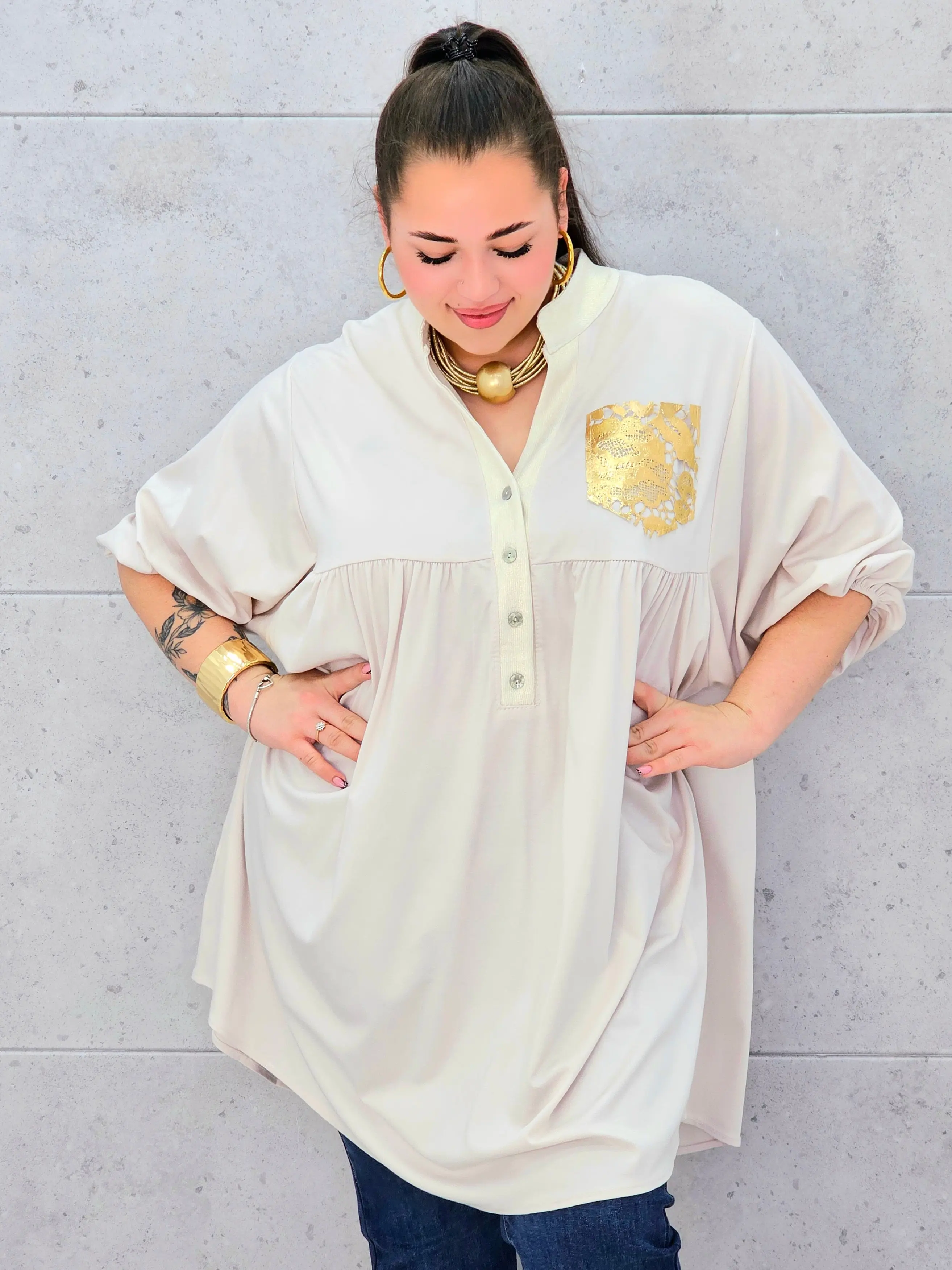 Tunika plus size z ozdobną złotą kieszenią – elegancja i komfort dla kobiet XXL - Image 5